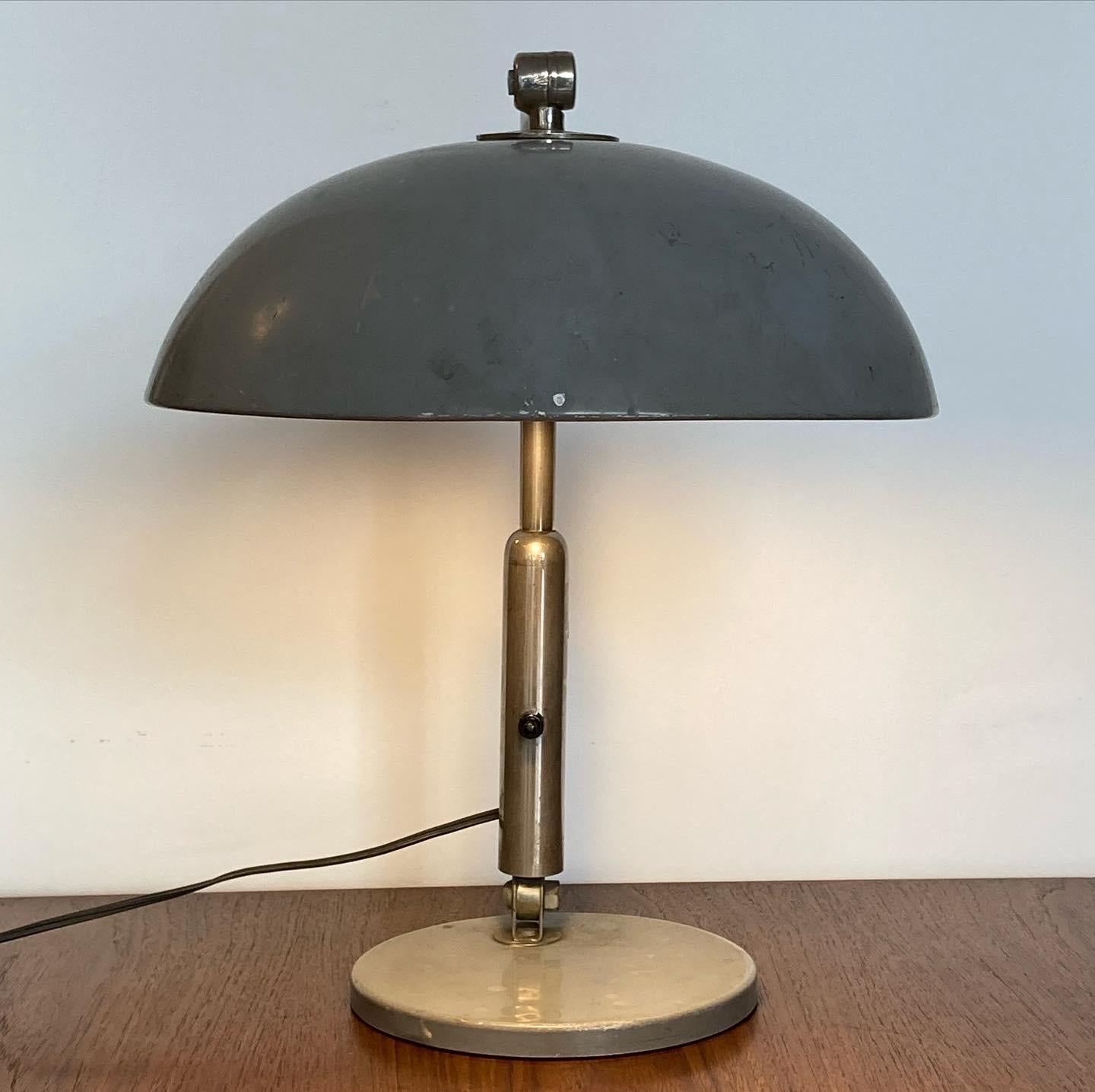 Schöne Schreibtischlampe, 1932 von H. Busquet entworfen und in den 1950er Jahren von Hala Zeist in den Niederlanden hergestellt. Die starke Patina zeigt, dass die Lampe von ihren Vorbesitzern geliebt und benutzt wurde. Sie ist immer noch sehr gut