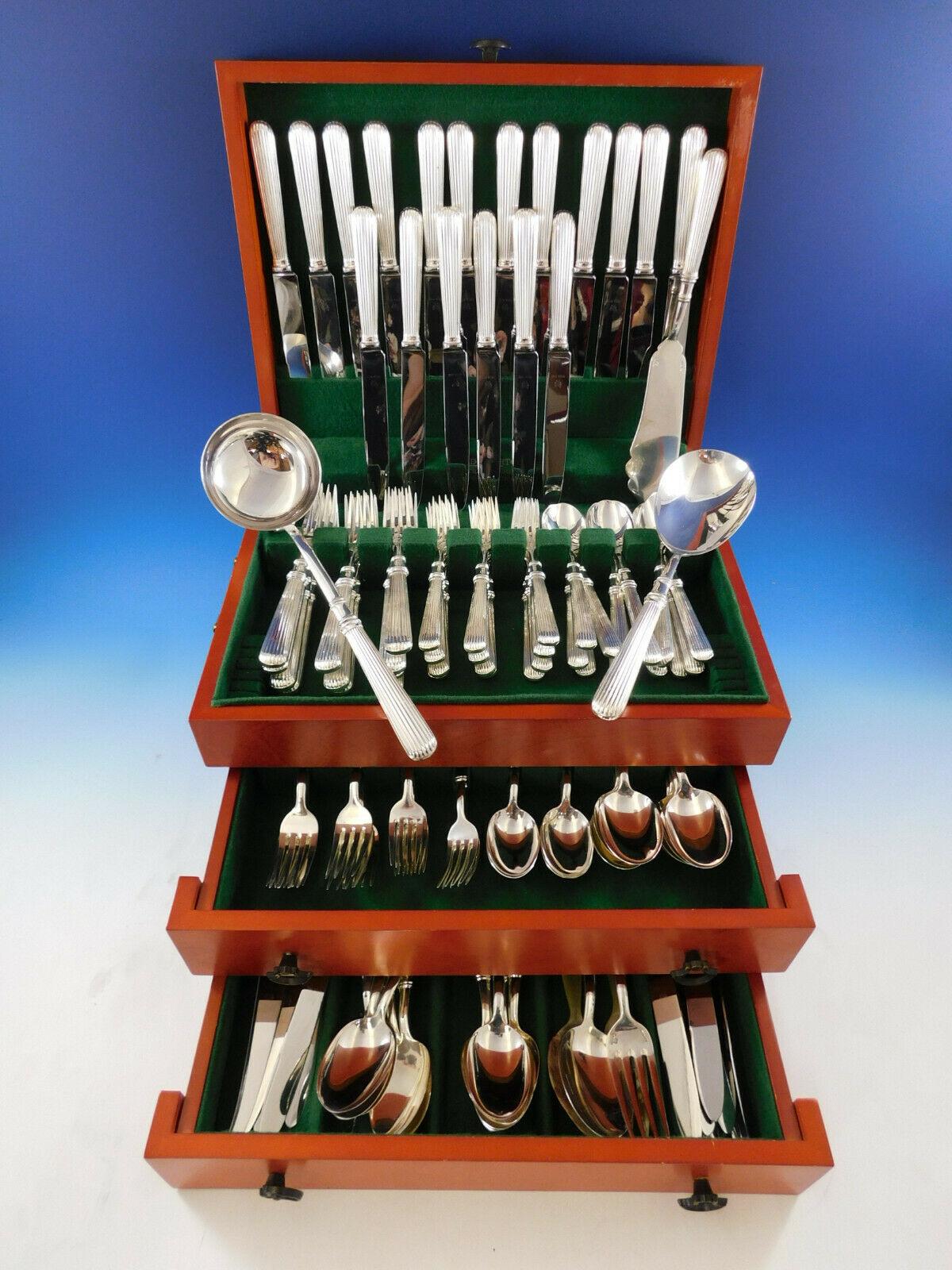 Superbo set di posate in argento Acropole by Cesa 1882 Italy 800, 115 pezzi. Tutti i pezzi hanno manici cavi con un moderno design a creste verticali. Questo set comprende:

18 coltelli da pranzo con lame appuntite in acciaio inox, 9 3/4
