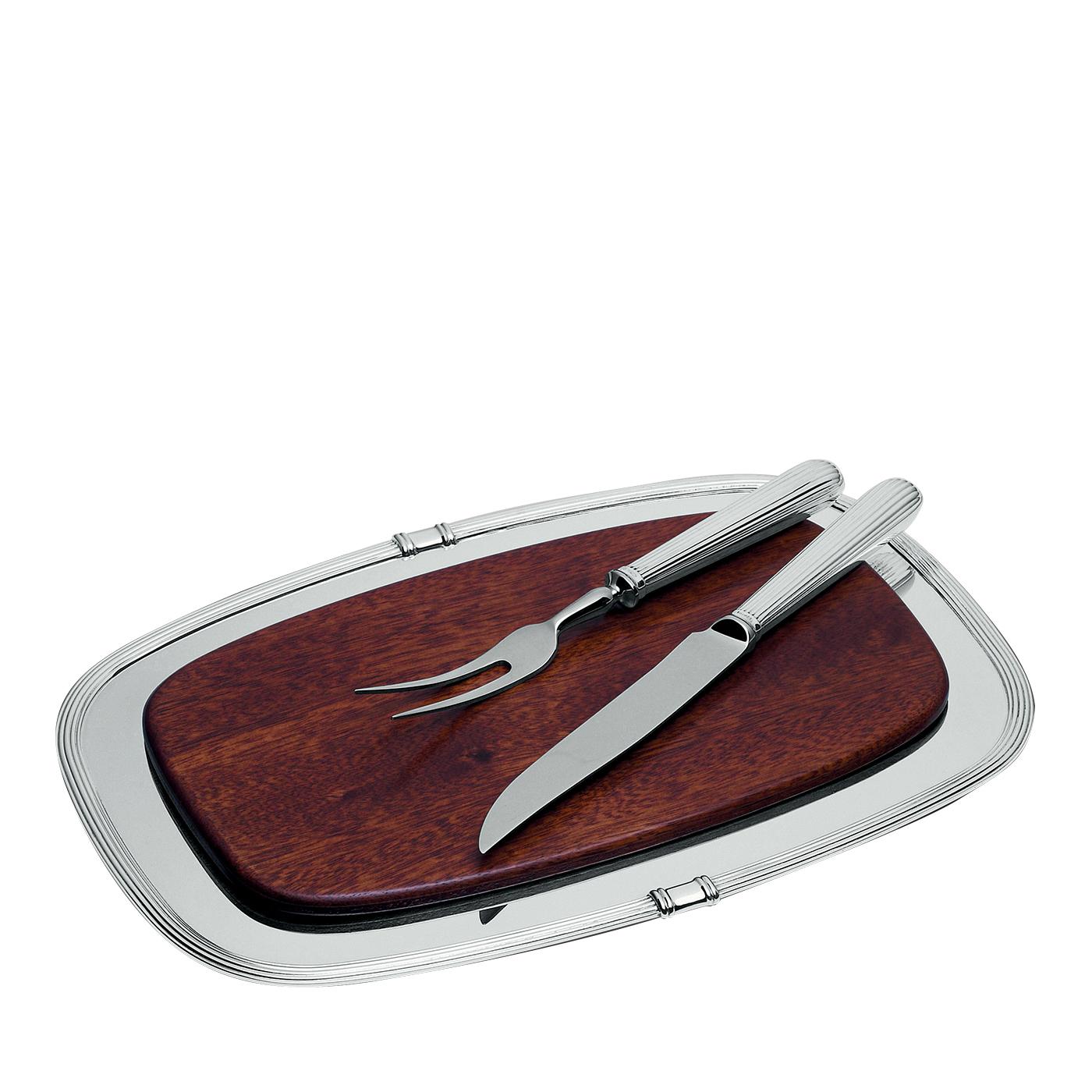 Cesa 1882 refined creations are distinguished for their rich details and historical inspirations, brought to life by artistic traditions and exceptional craftsmanship. This refined set includes a carving fork, a carving knife, and a rectangular