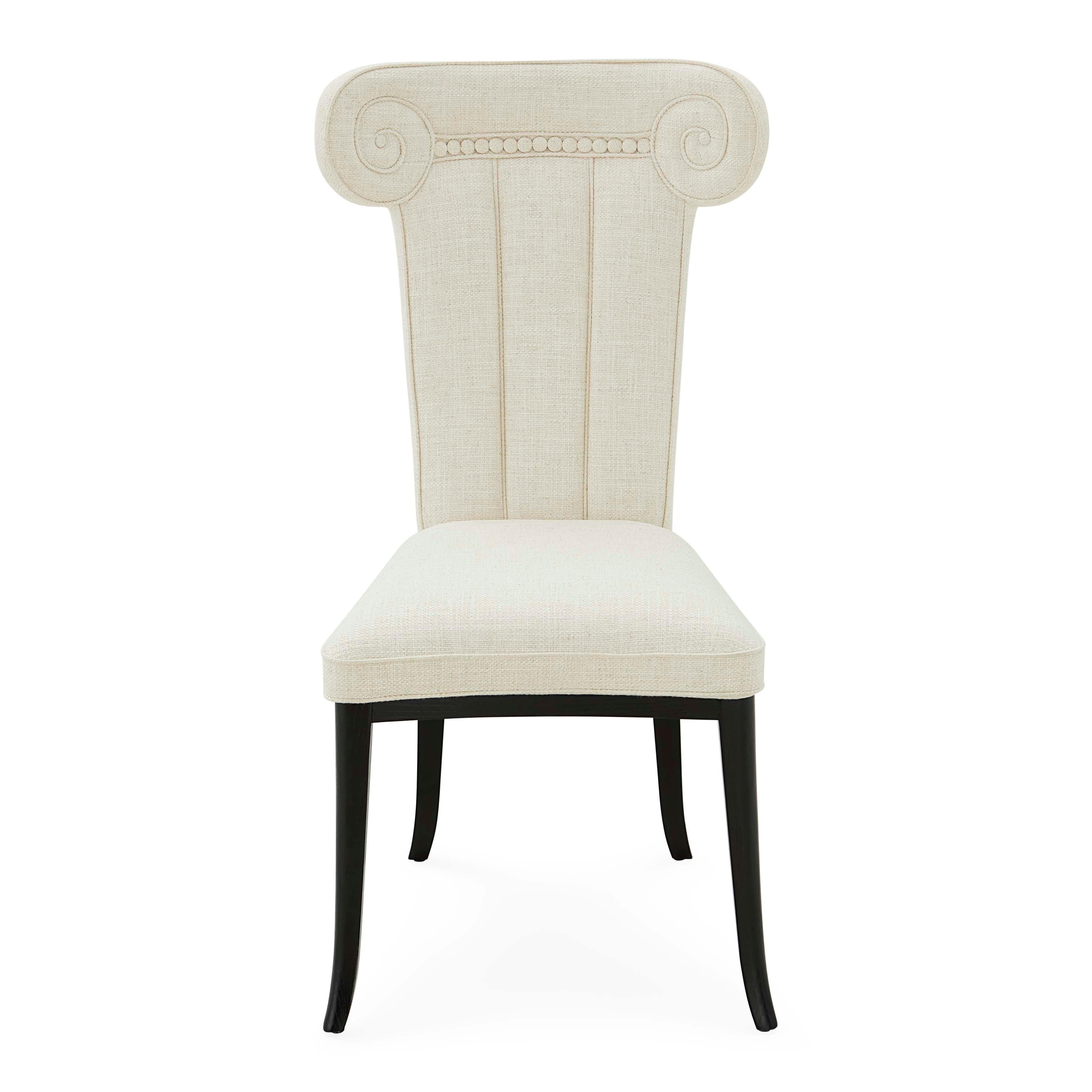 Un nuovo classico.

Lo stile neoclassico incontra il comfort minimalista. Caratterizzata da uno schienale alto con accenti di bottoni e una curva cullante nella parte superiore che conferisce un'aria scultorea e da uno spesso e comodo cuscino di