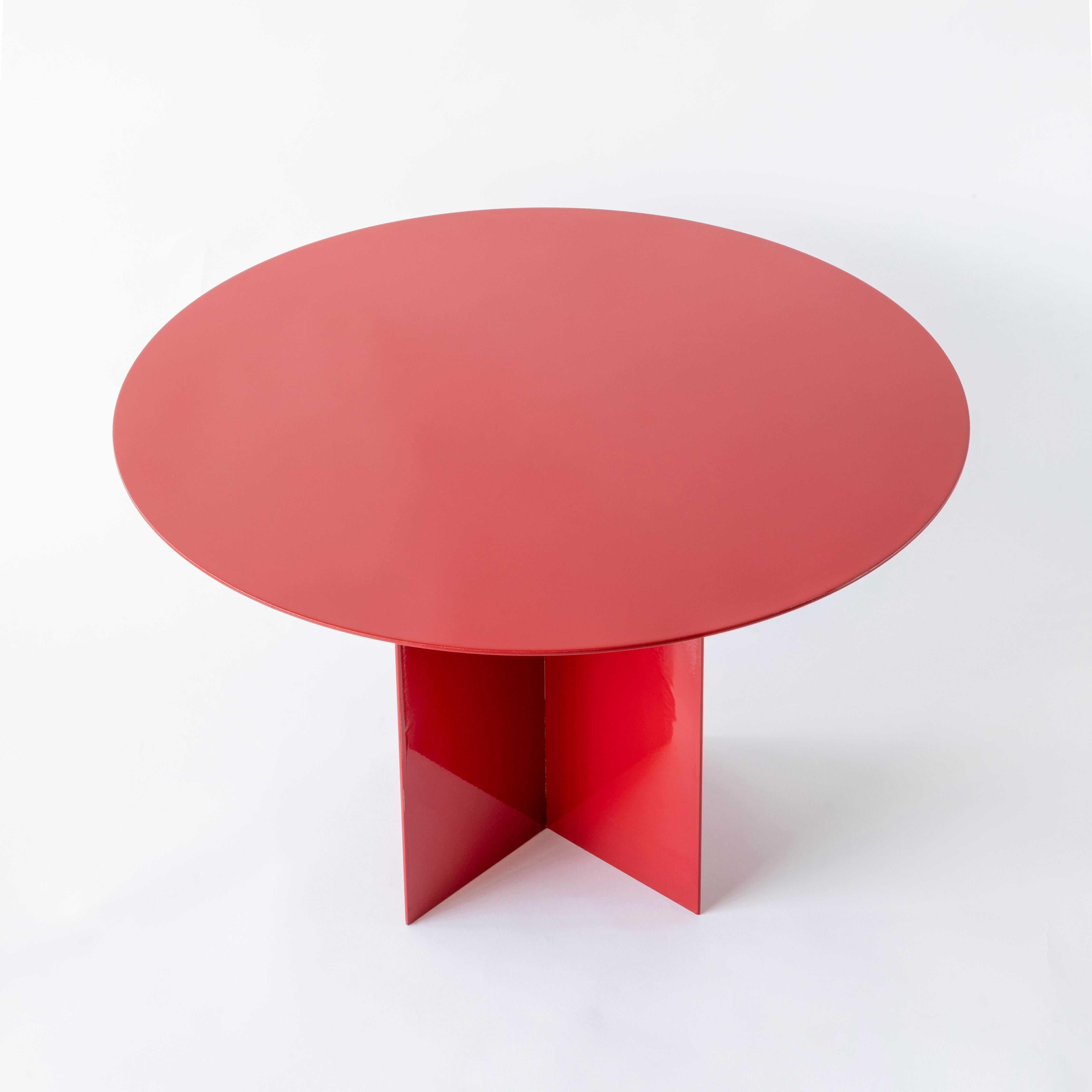 An iron origami that seems light, a game of cross shaped forms and surfaces of any geometric shape define this collection of tables, characterized by a feature common to all my protects: colour.
The cross shaped base fits any shape of top, all
