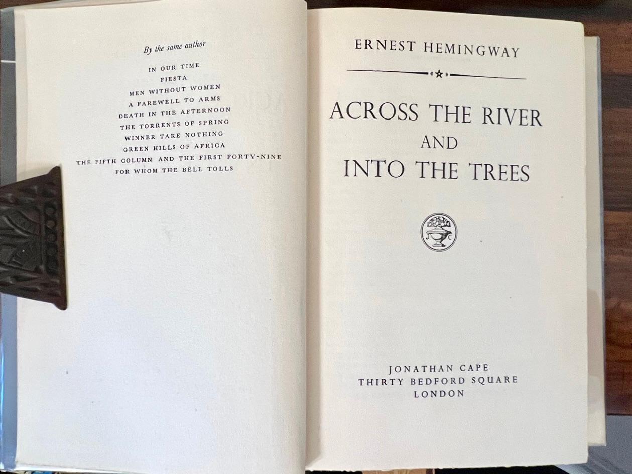 Al otro lado del río y entre los árboles por Ernest Hemingway Primera edición en español Norteamericano en venta