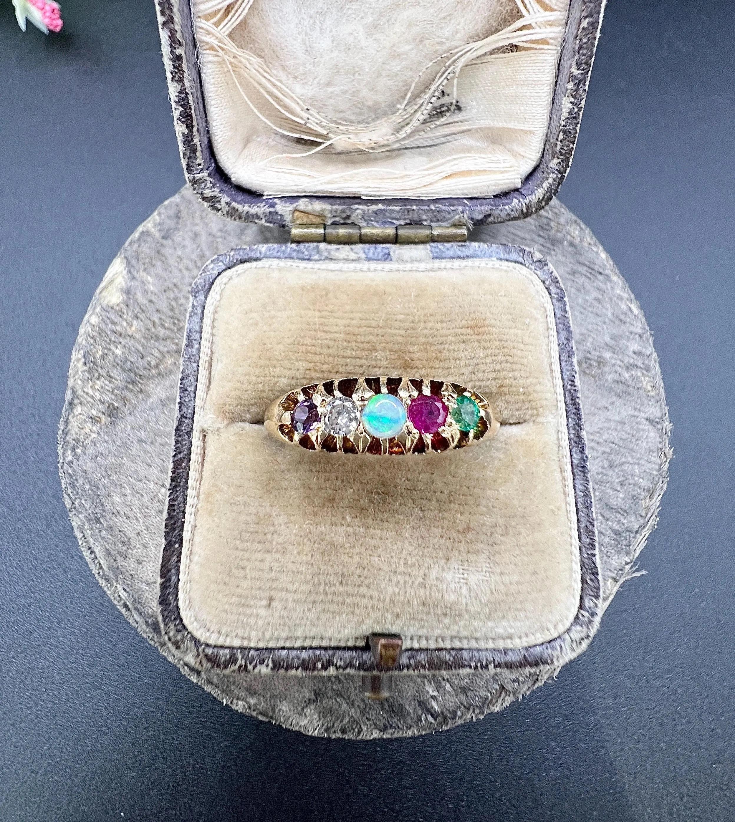 Akrostichon ADORE Ring Viktorianisch 18ct Gold Amethyst Diamant Opal Rubin und Smaragd 7