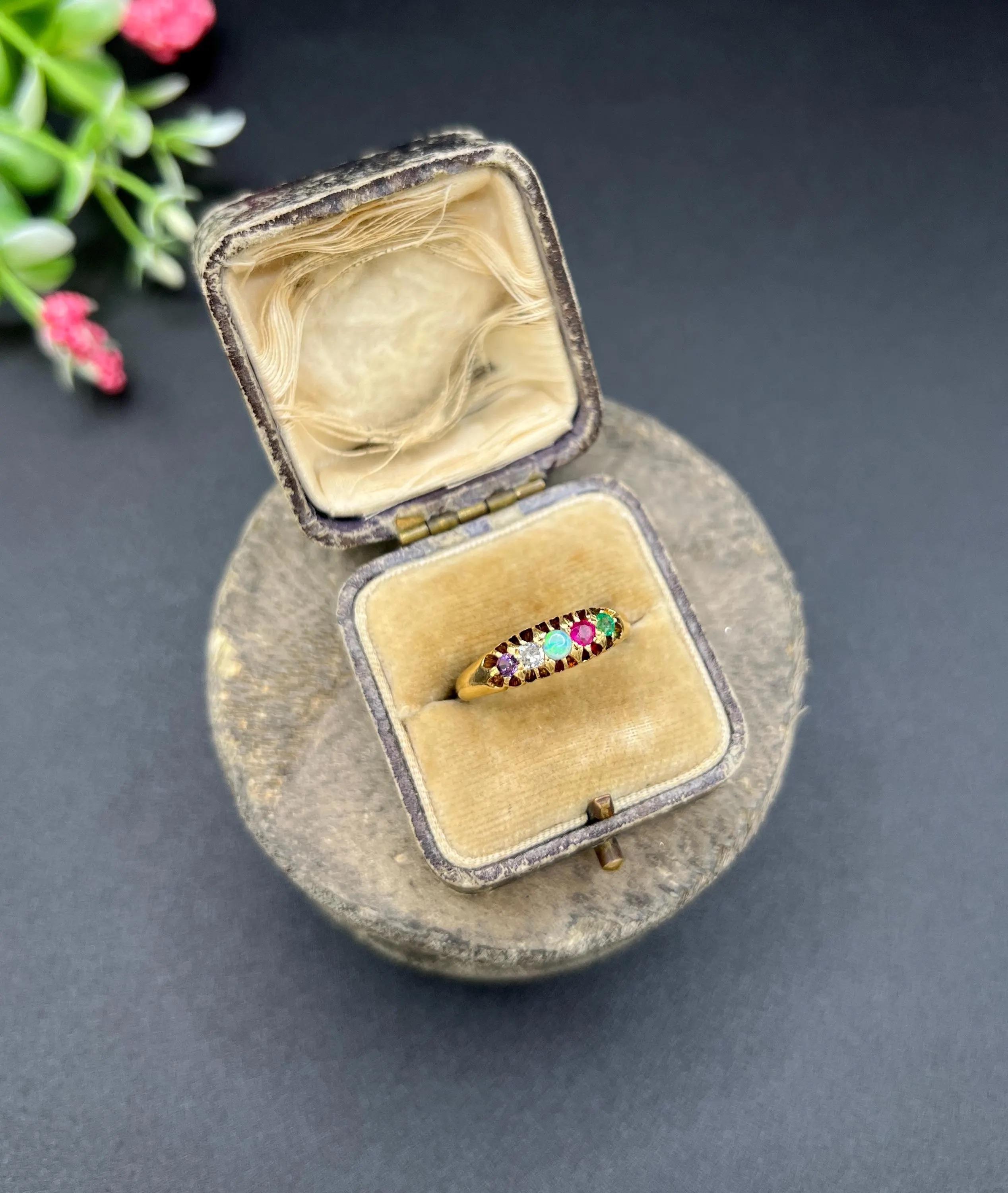 Akrostichon ADORE Ring Viktorianisch 18ct Gold Amethyst Diamant Opal Rubin und Smaragd für Damen oder Herren