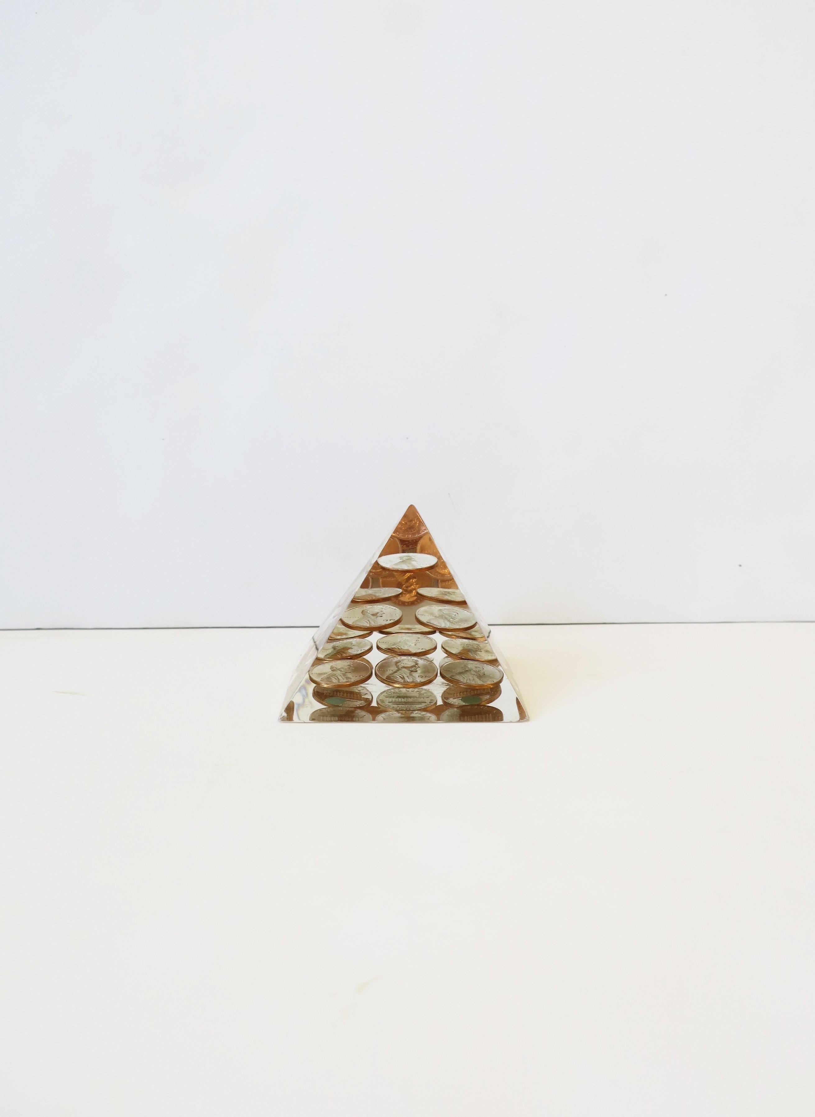 An acrylic and 1970s US copper penny pyramid paperweight or decorative object, circa late-20th century, USA. Object is comprised of all 1970s US copper pennies. A great desk, cocktail table, bookshelf, etc., decorative object. Dimensions: 2.88