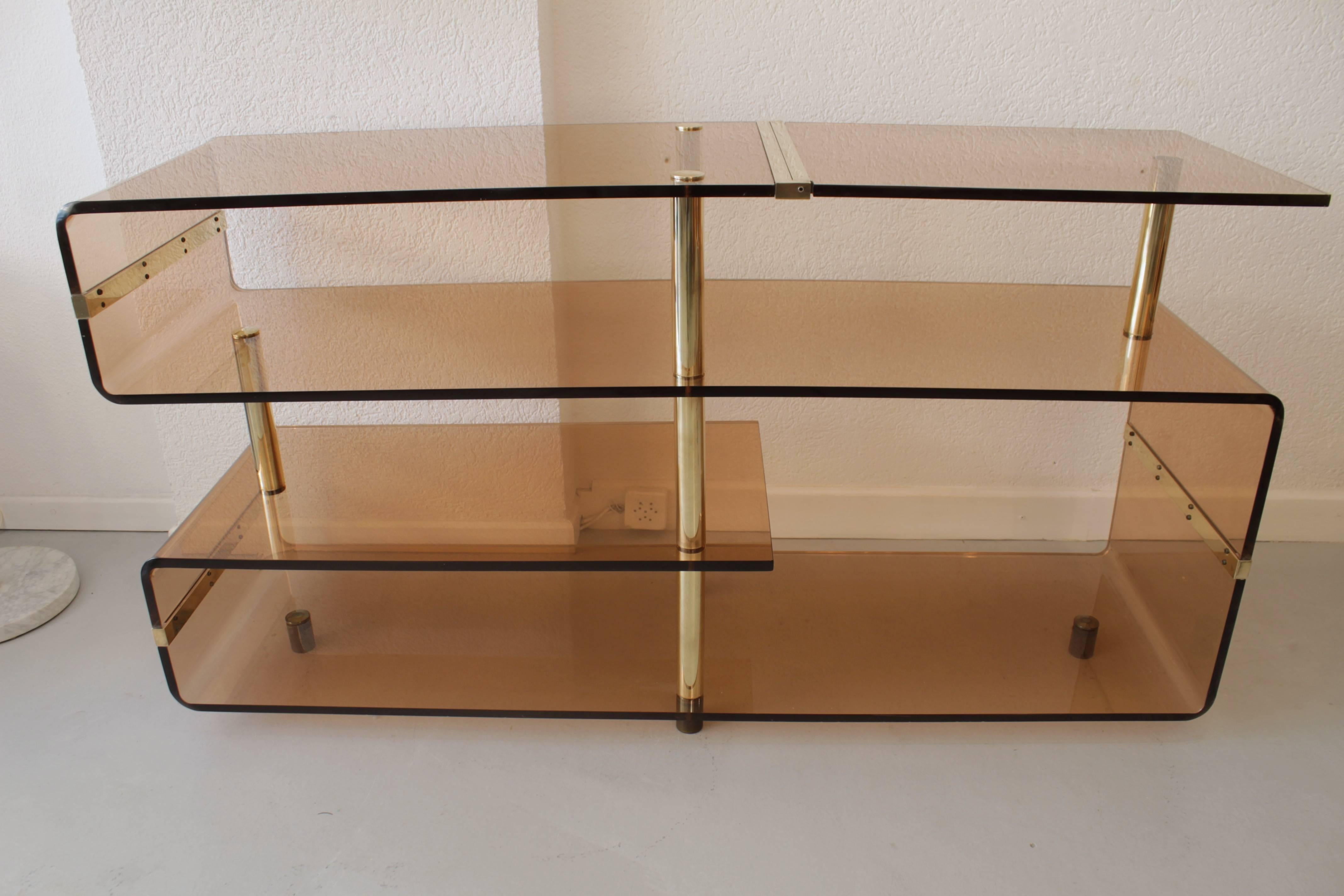 Acrylic and solid brass console or small shelf, in the manner of Michel Ducaroy, France, circa 1970s.
Easily dismountable for shipping
Half of the top is foldable.