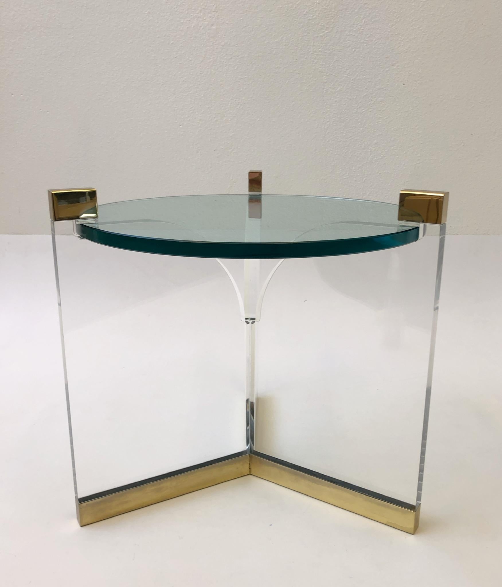 Moderne Table d'appoint en acrylique et laiton de Charles Hollis Jones en vente