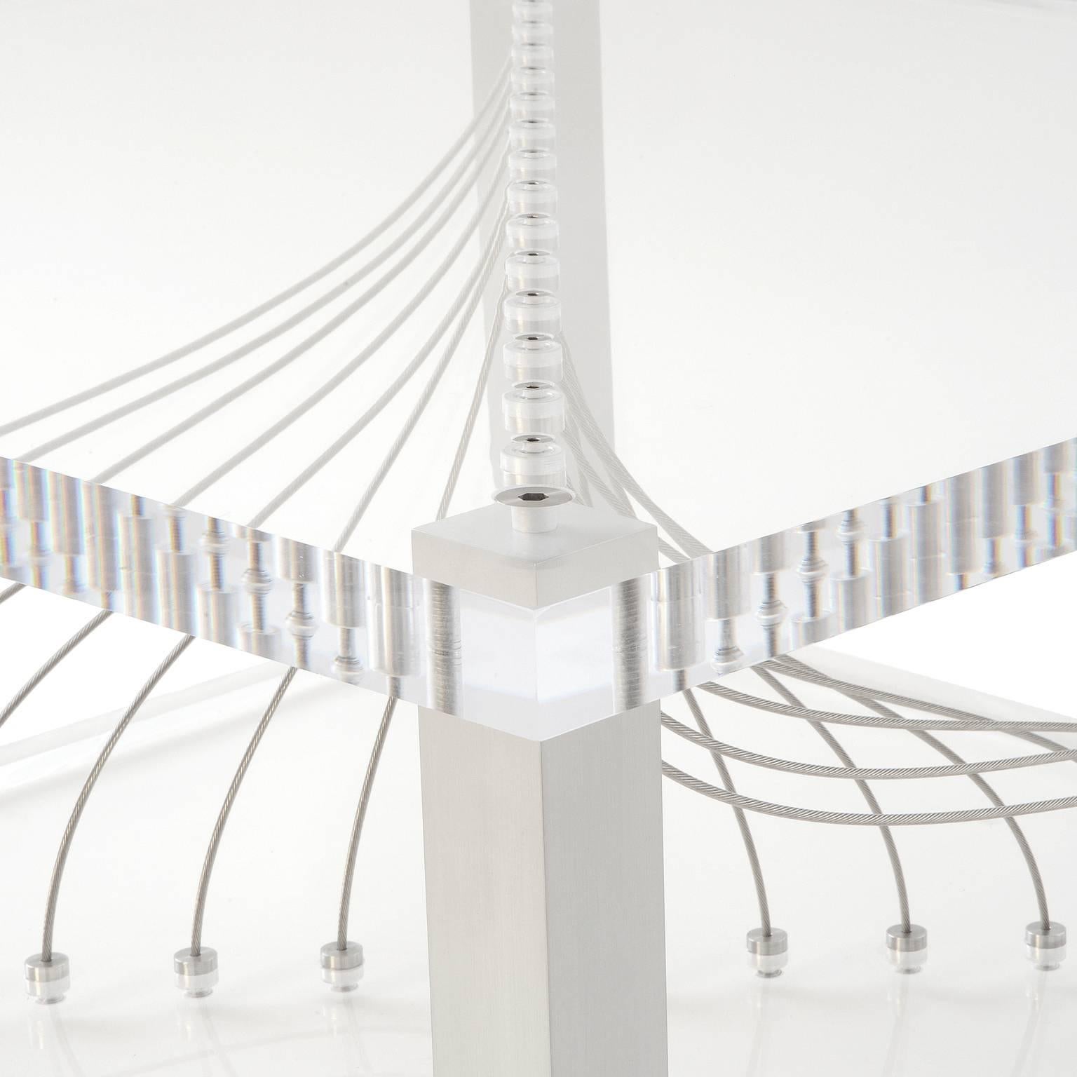 Acrylic Argon von Peter Harrison ist ein atemberaubender Couchtisch aus 1,5 Zoll dickem Acryl, Aluminium und Edelstahlseilen. Die Kabel sind individuell integriert, um ein beeindruckendes visuelles Erlebnis zu schaffen. Die Kabel biegen sich, wenn