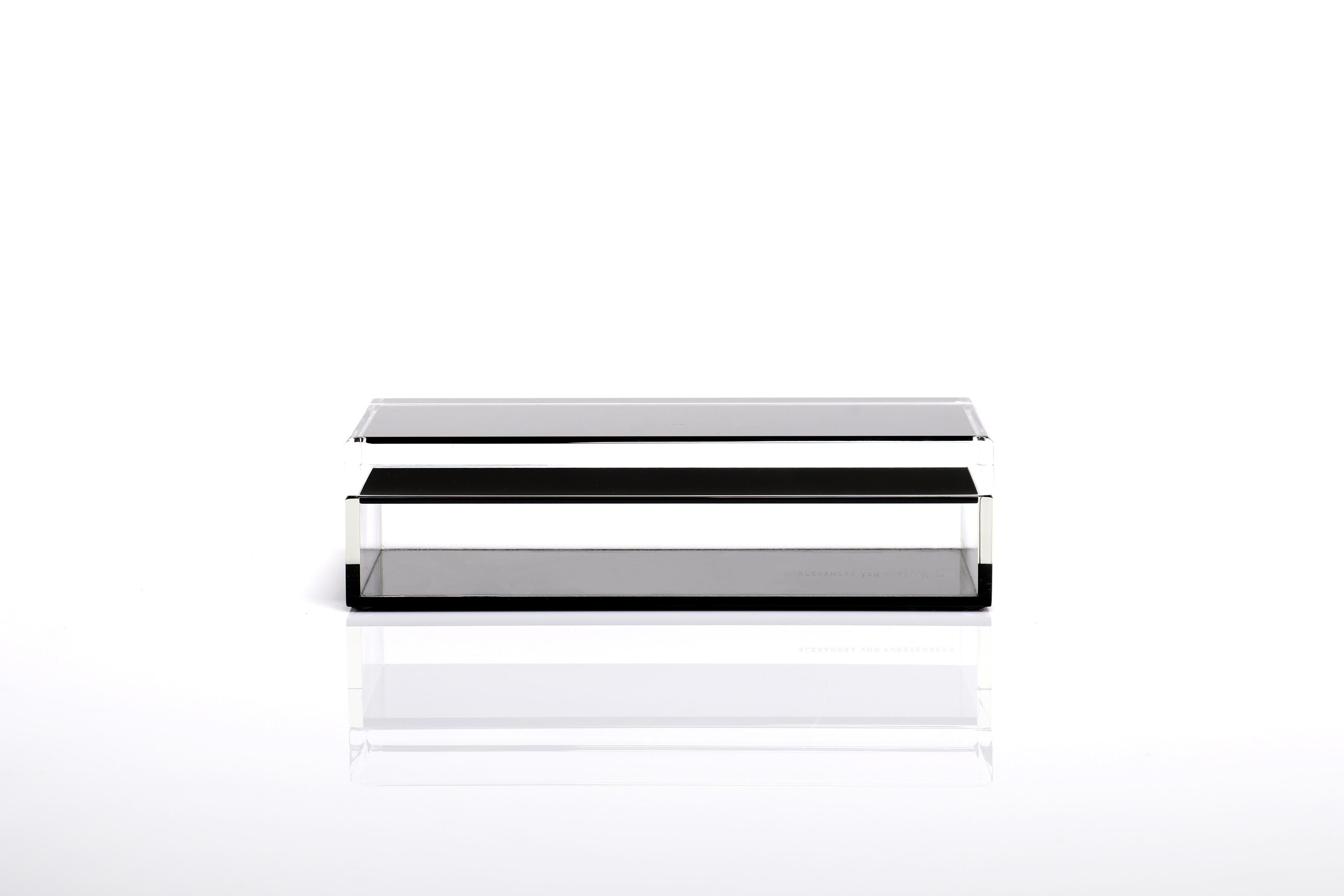 Die Alexandra Von Furstenberg Shorty Box in Schwarz ist sowohl dekorativ als auch funktional. Mit ihrem schlanken, flachen Design sind diese Boxen vielseitig einsetzbar. Stellen Sie die AVF Shorty Box auf Ihren Couchtisch, um Fernbedienungen