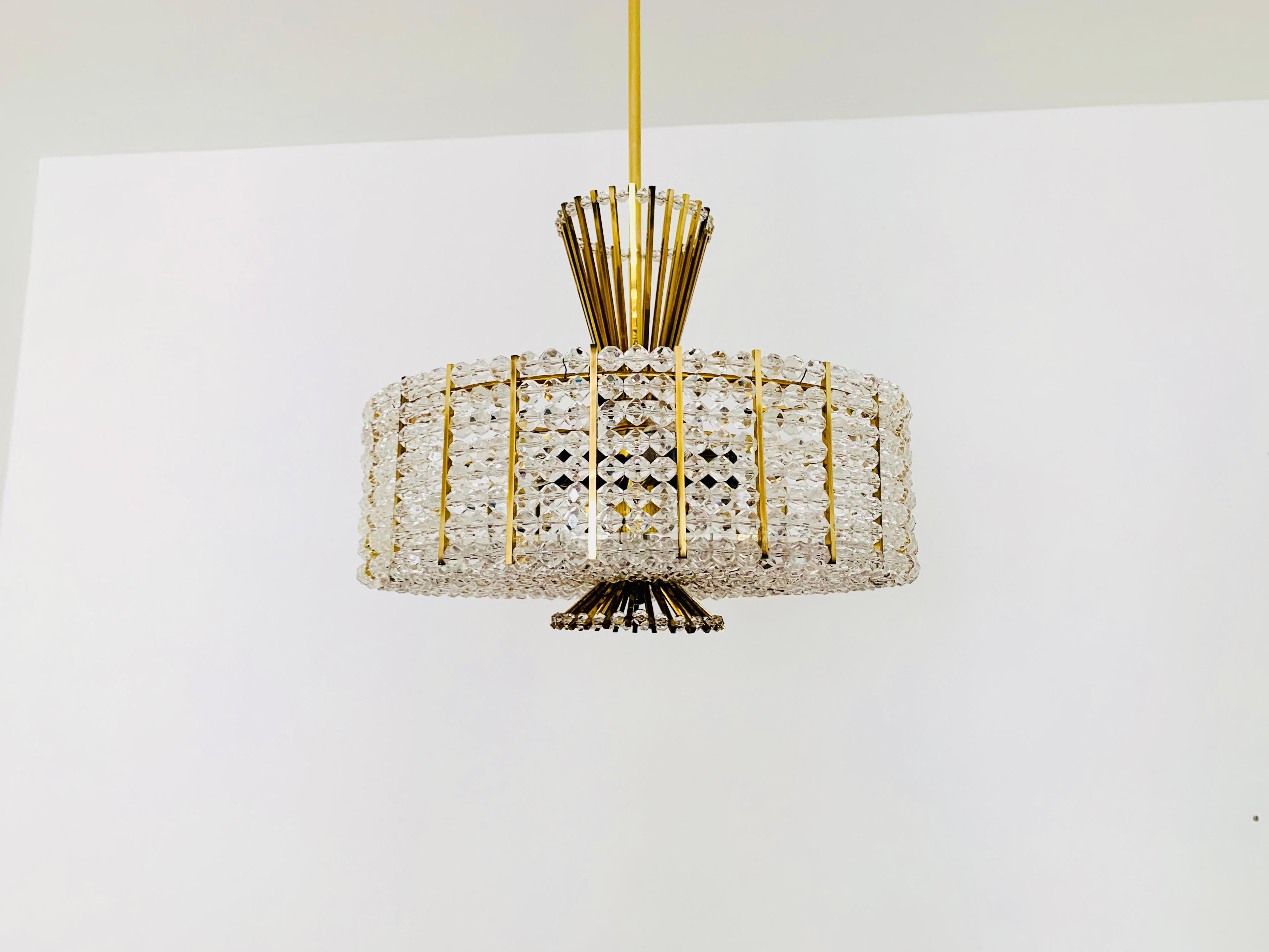 Wonderful chandelier from the 1960s.
The lamp with its lavishly equipped plexiglas balls and the brass details has a very luxurious look and sparkles particularly beautifully.
The design and the materials used create a great glittering light.
A