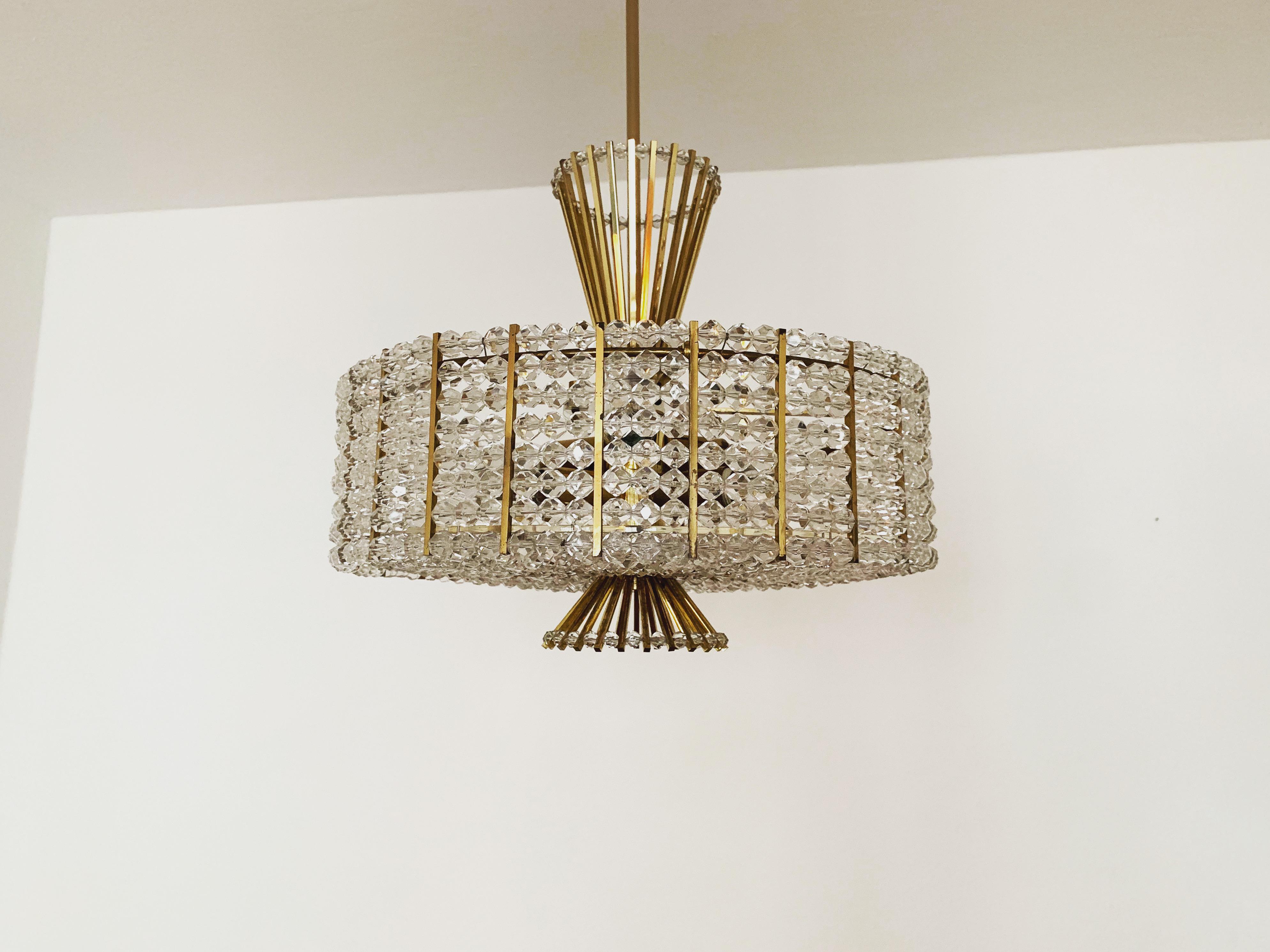 Splendido lampadario degli anni '1960.
La lampada, con le sue sfere in plexiglas e i dettagli in ottone, ha un aspetto molto lussuoso e brilla in modo particolarmente bello.
Il design e i materiali utilizzati creano una luce scintillante.
Una