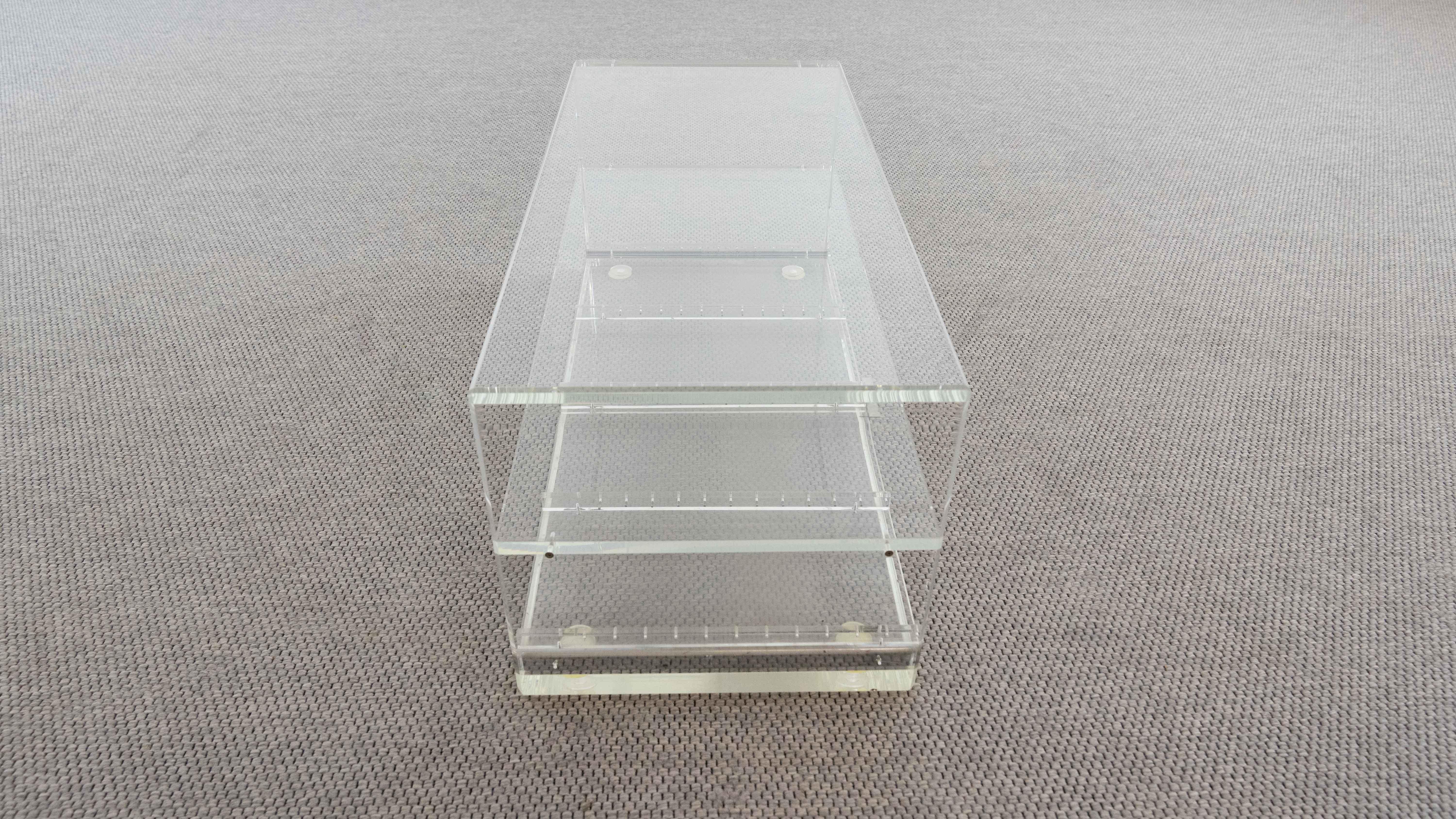 Table basse en acrylique avec tiroir, plexiglas et lucite en vente 4