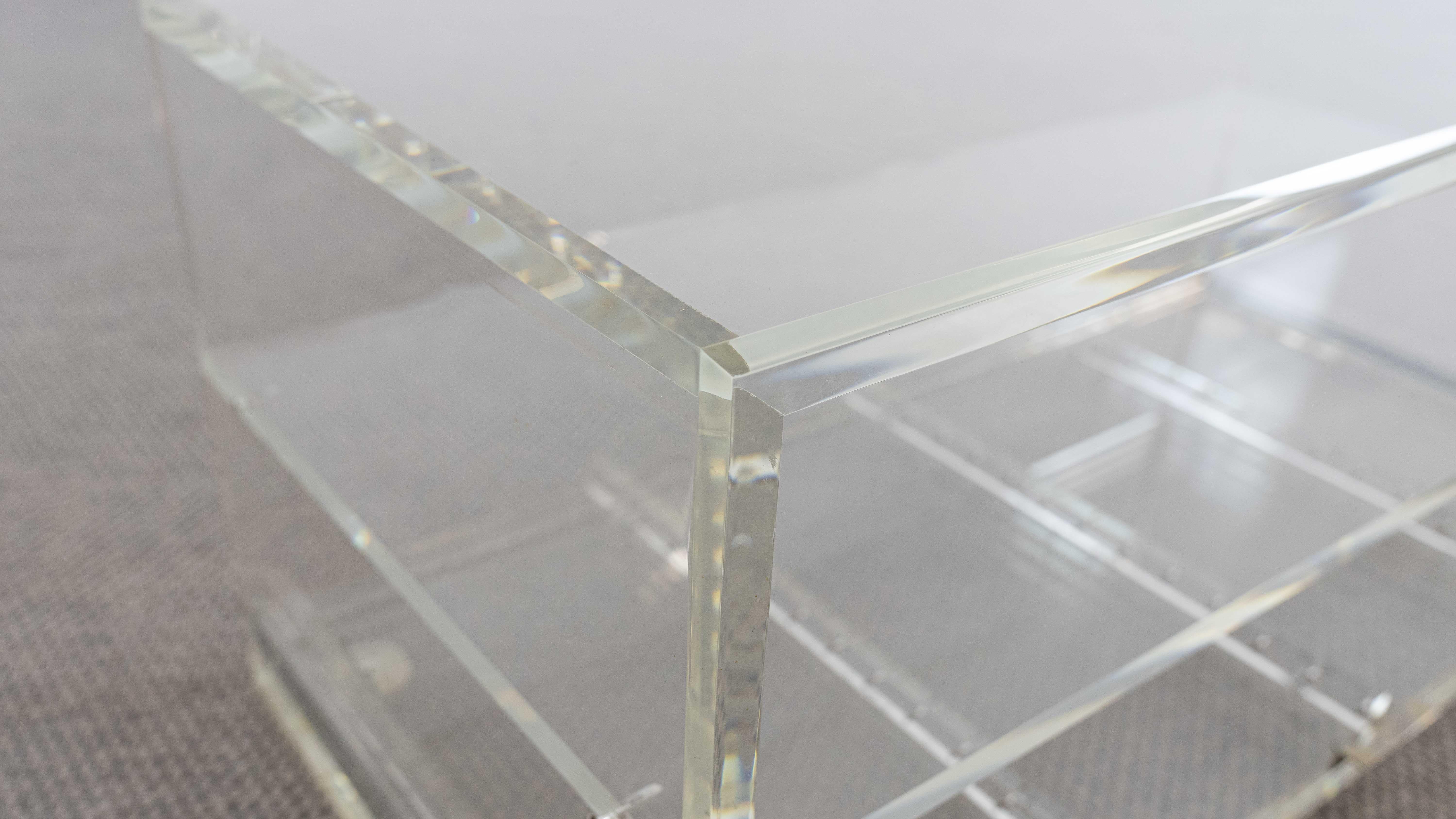 Table basse en acrylique avec tiroir, plexiglas et lucite en vente 6