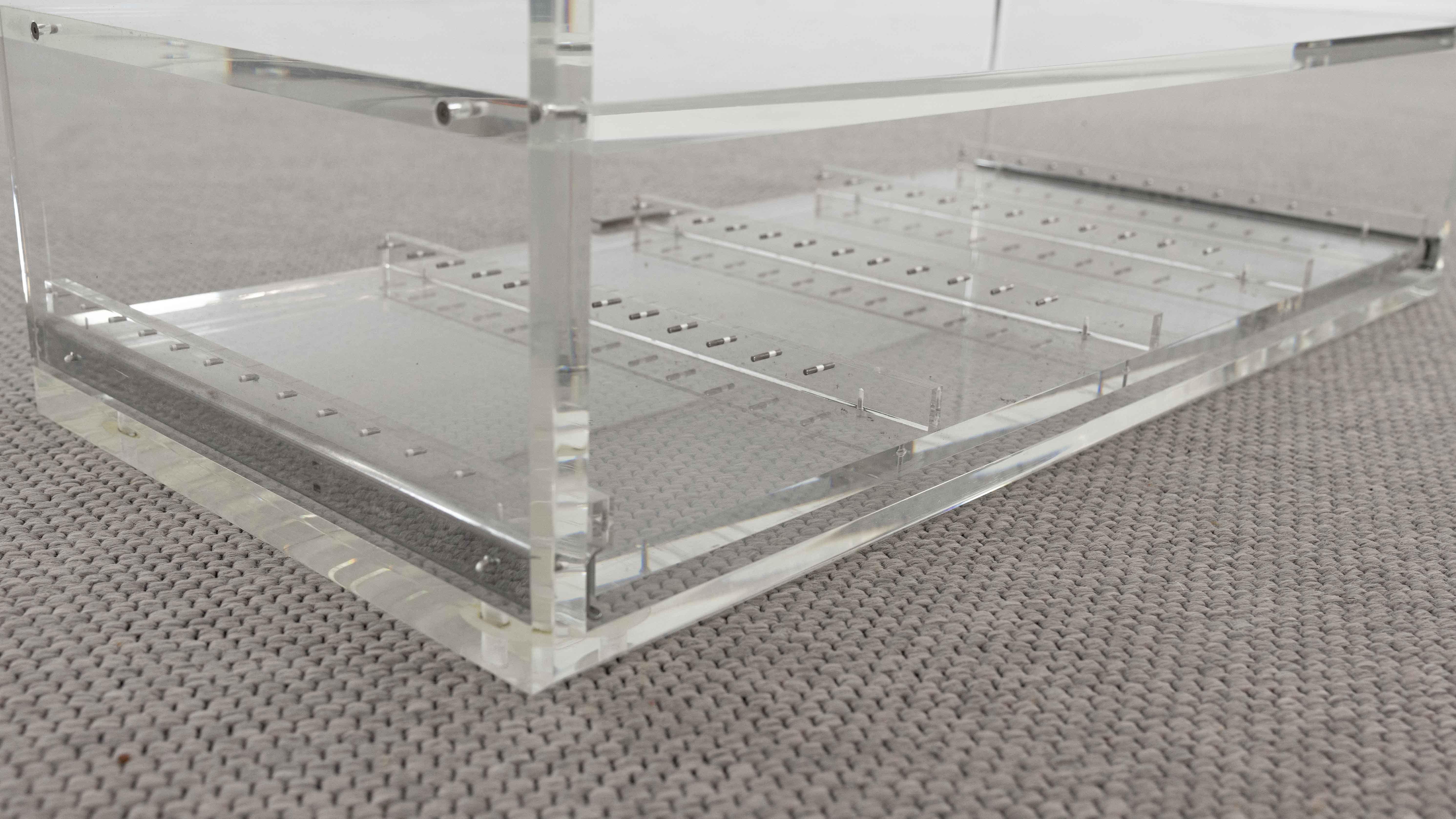 Table basse en acrylique avec tiroir, plexiglas et lucite en vente 7