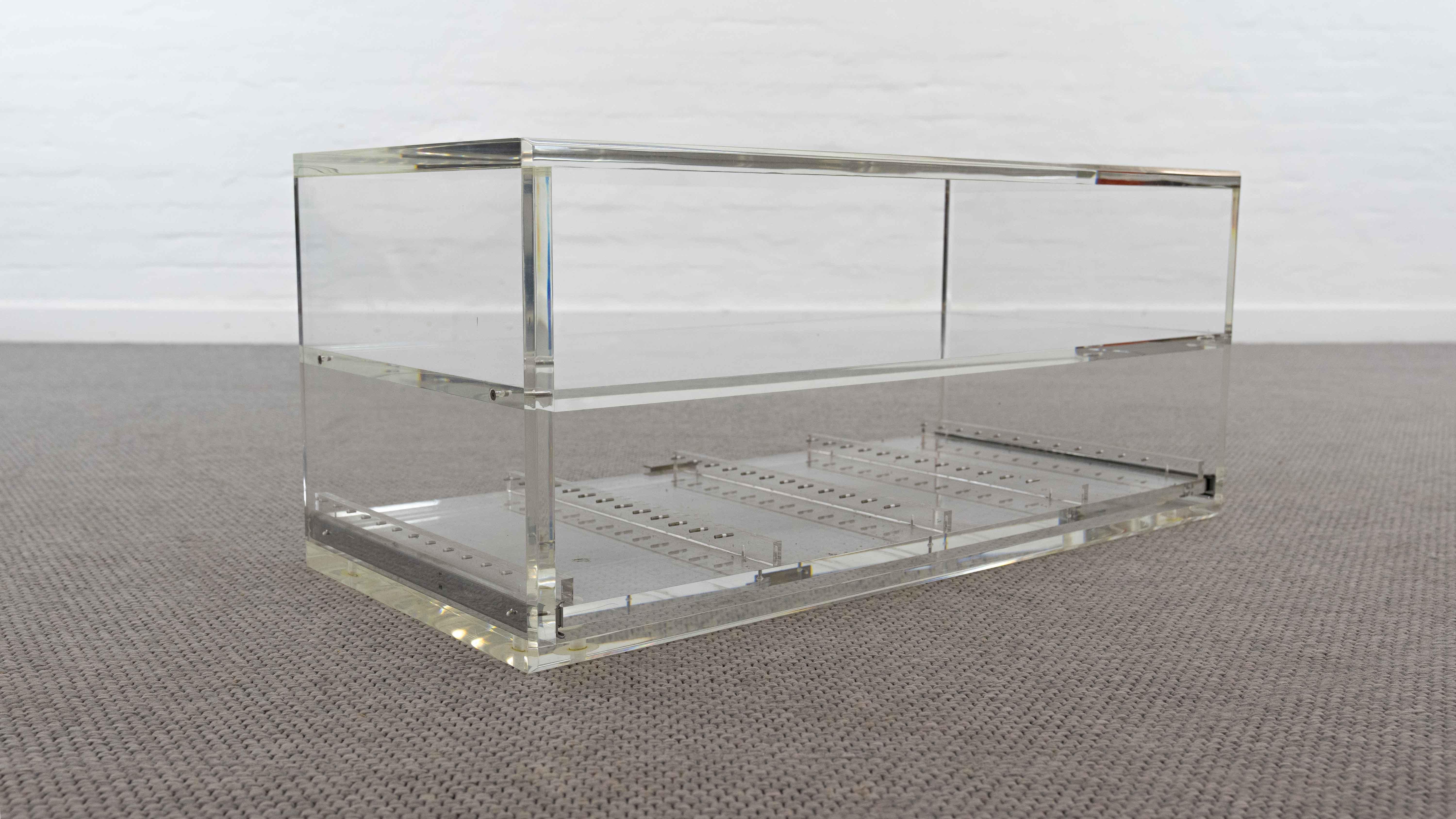 Table basse en acrylique avec tiroir, plexiglas et lucite Bon état - En vente à Halle, DE