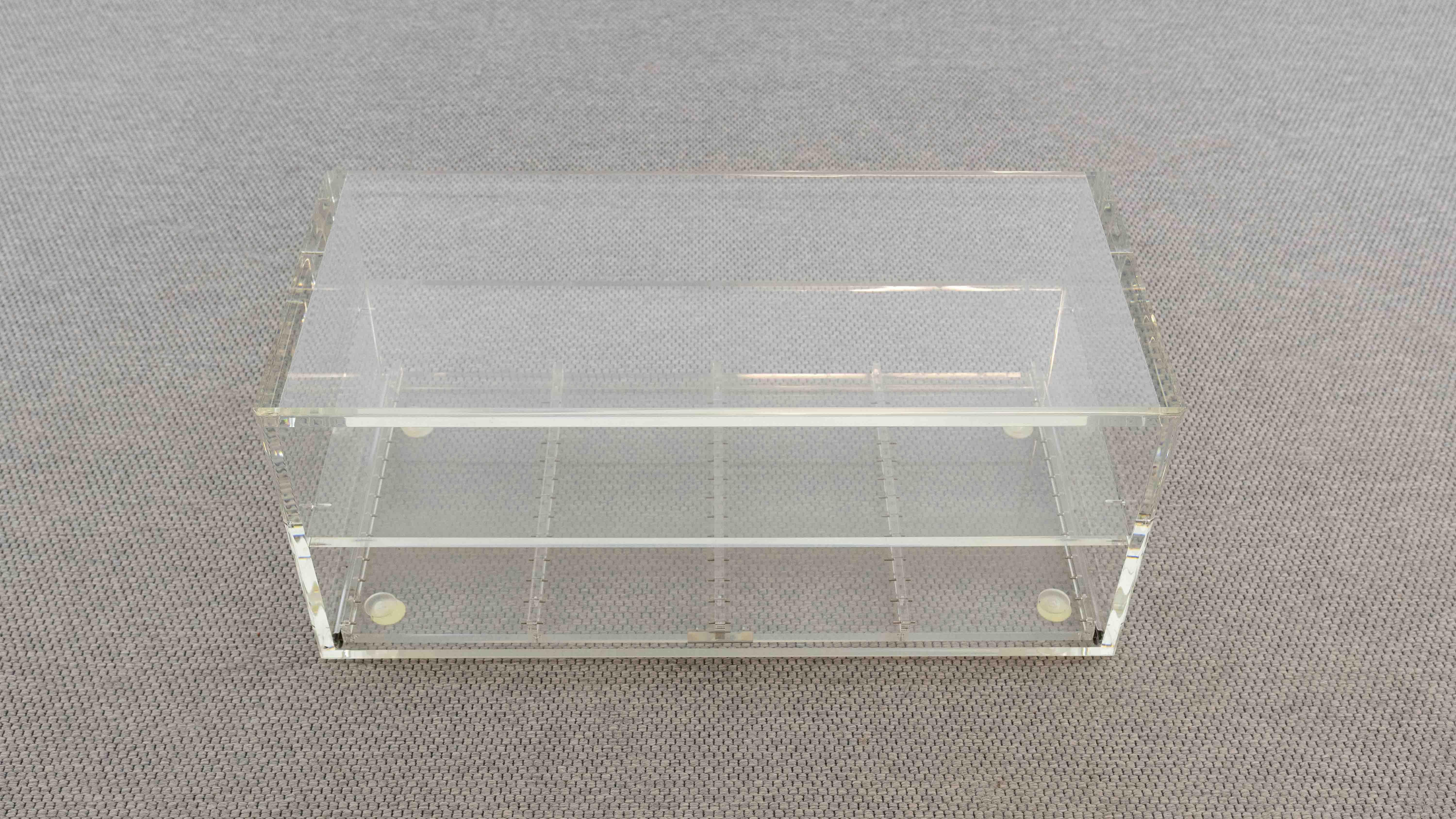 Acrylique Table basse en acrylique avec tiroir, plexiglas et lucite en vente