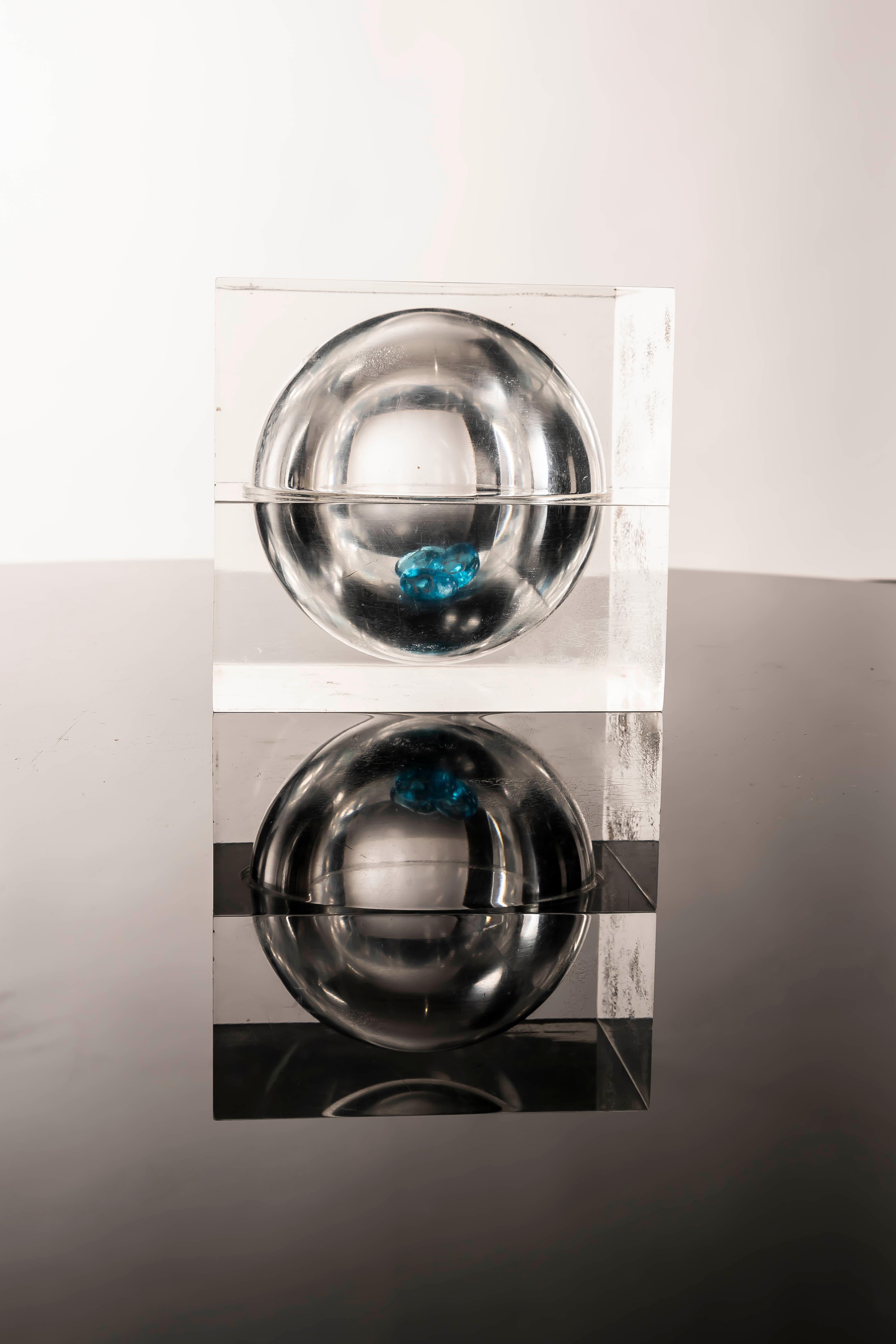 Elegant clear acrylic cube with a polished hemispherical cavity, reminiscent of the refined geometric accessories designed by Alessandro Albrizzi during the 1970s.
This piece perfectly captures the Space Age and Modernist Italian sensibility of the