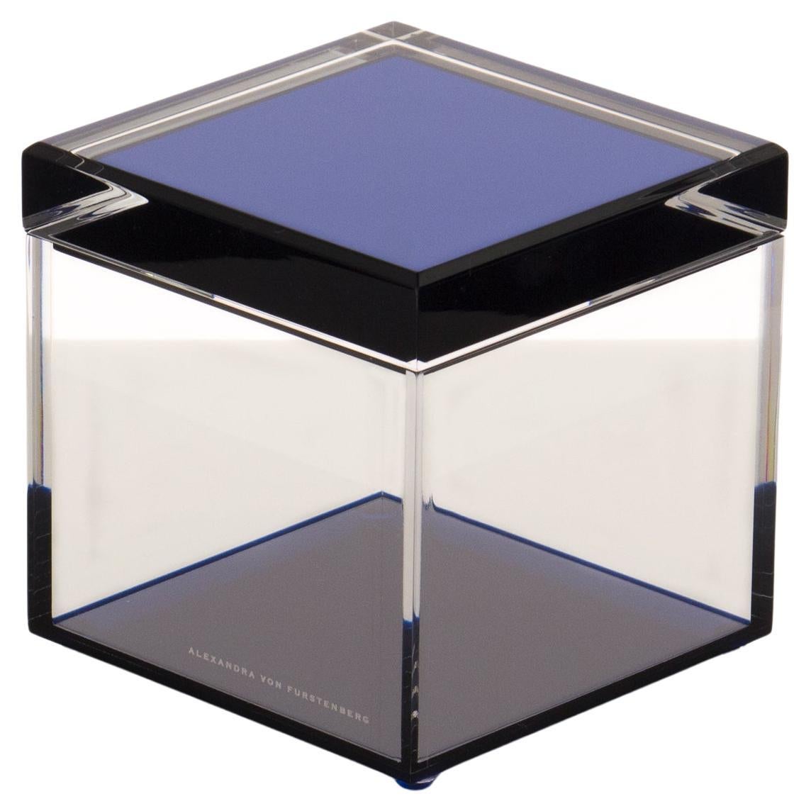 Caja cúbica acrílica de zafiro de la diseñadora Alexandra Von Furstenberg