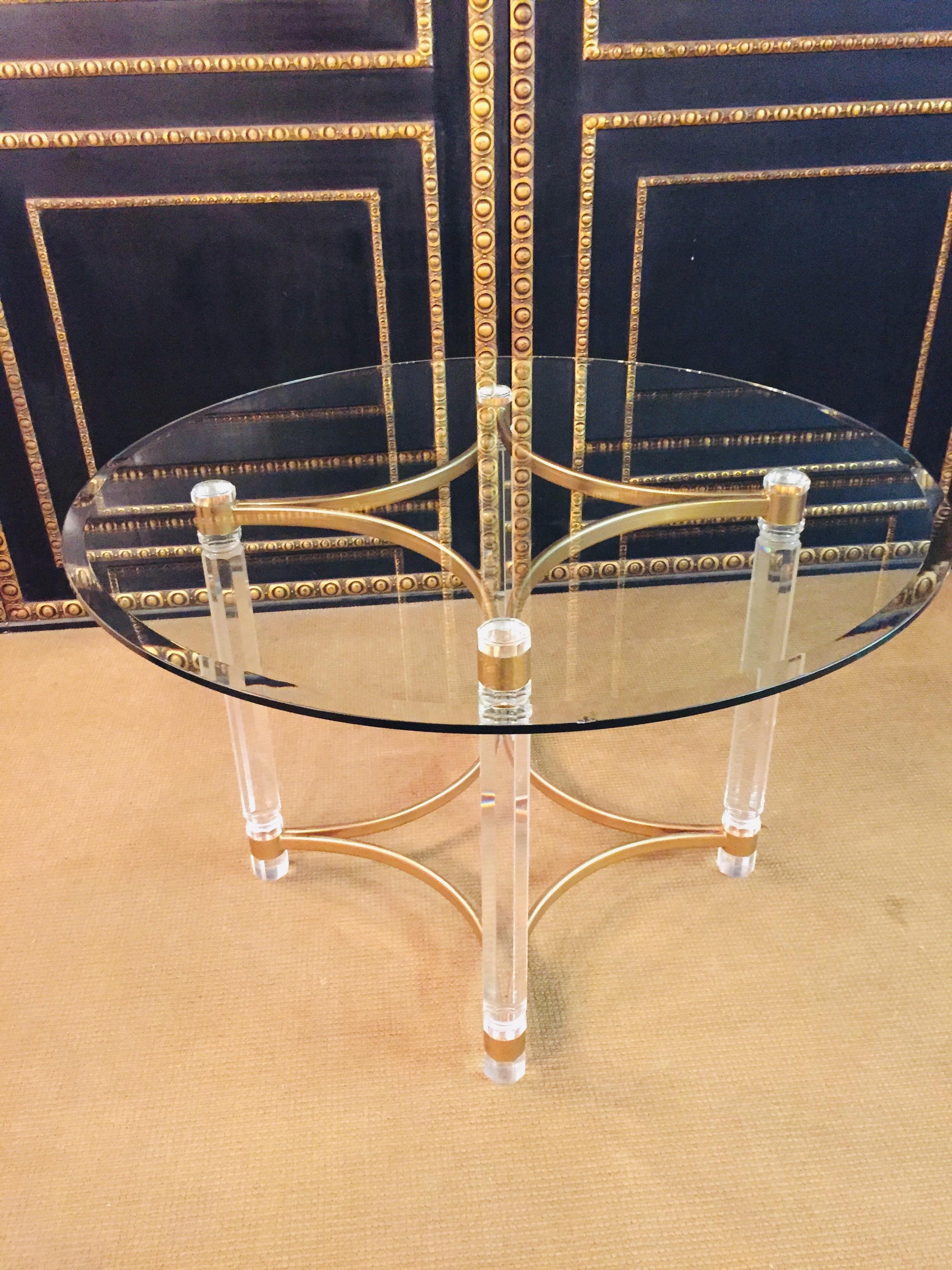 Acrylic Dining Table with Four Collumns Legs and Round Glass Plate 2
