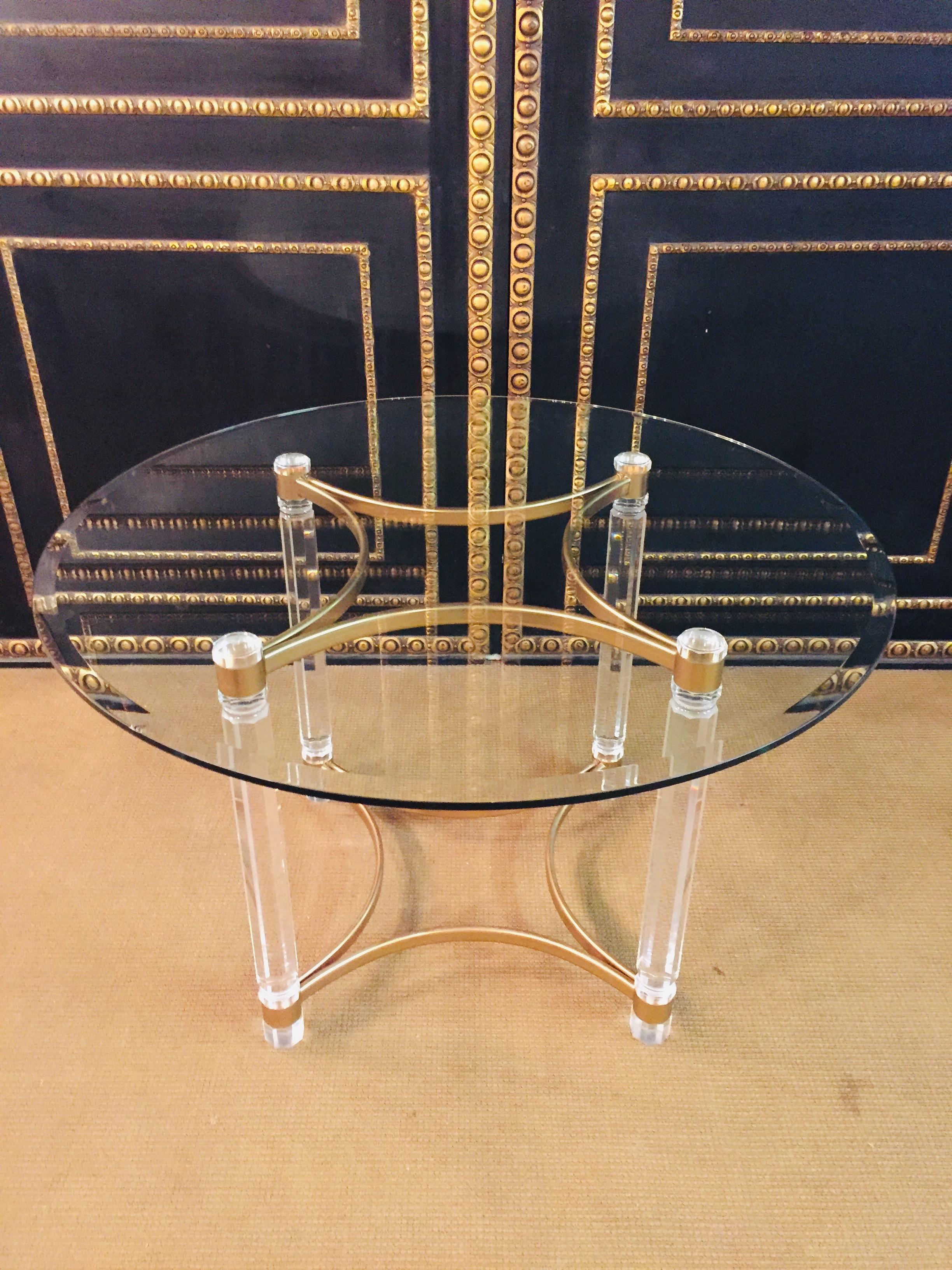 Modern Acrylic Dining Table with Four Collumns Legs and Round Glass Plate
