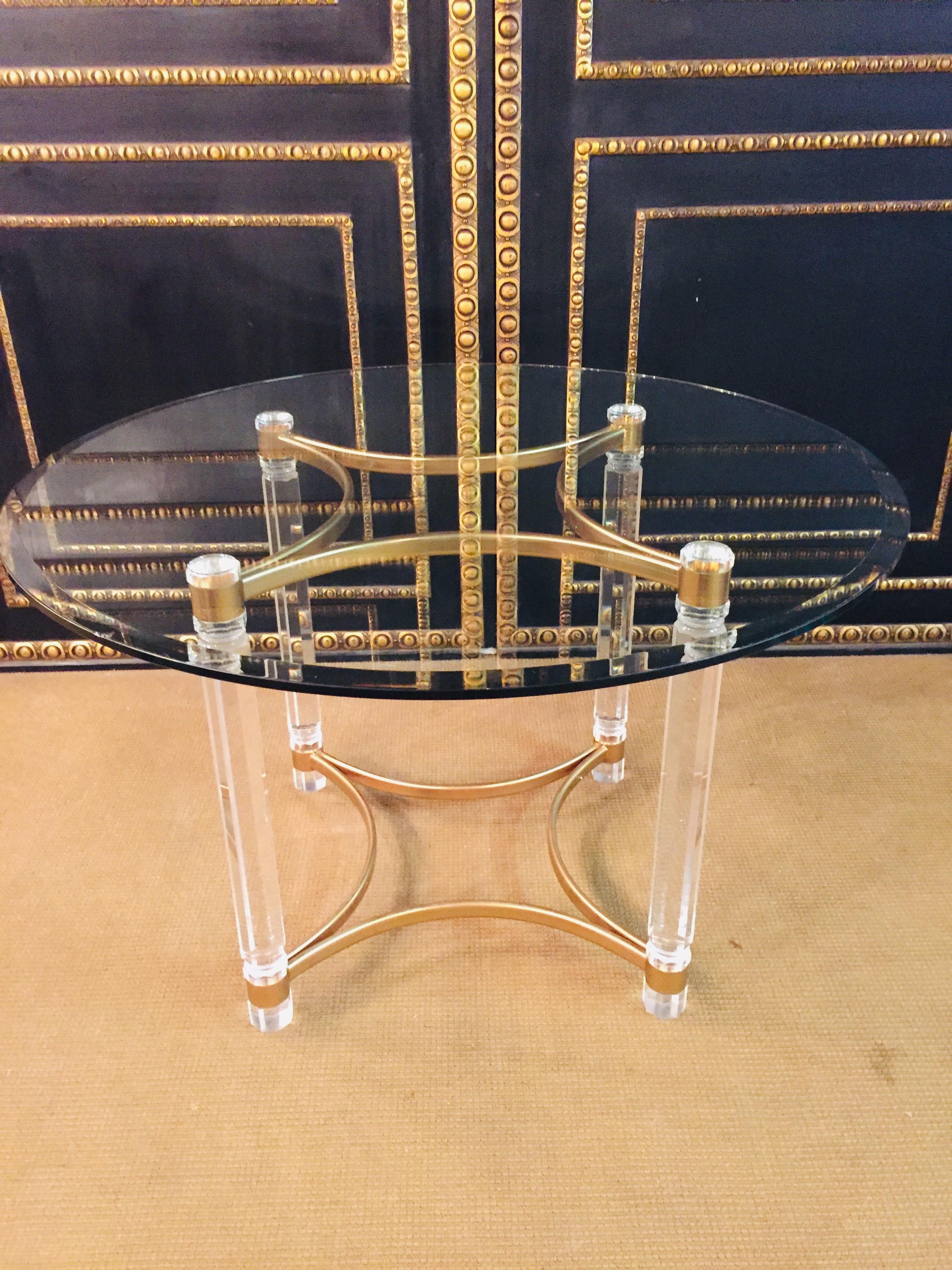 Glazed Acrylic Dining Table with Four Collumns Legs and Round Glass Plate