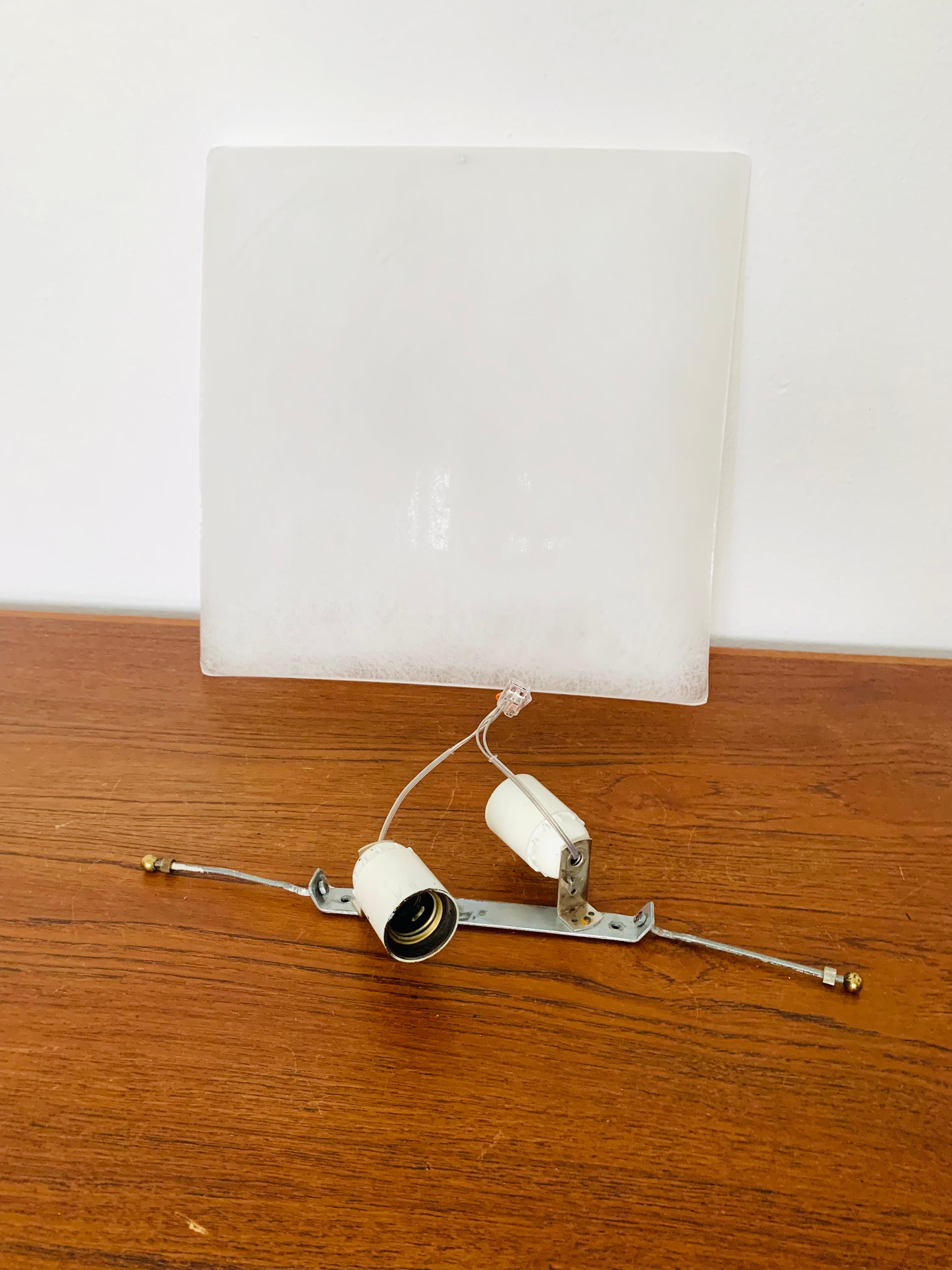 Lampe affleurante en acrylique en vente 4