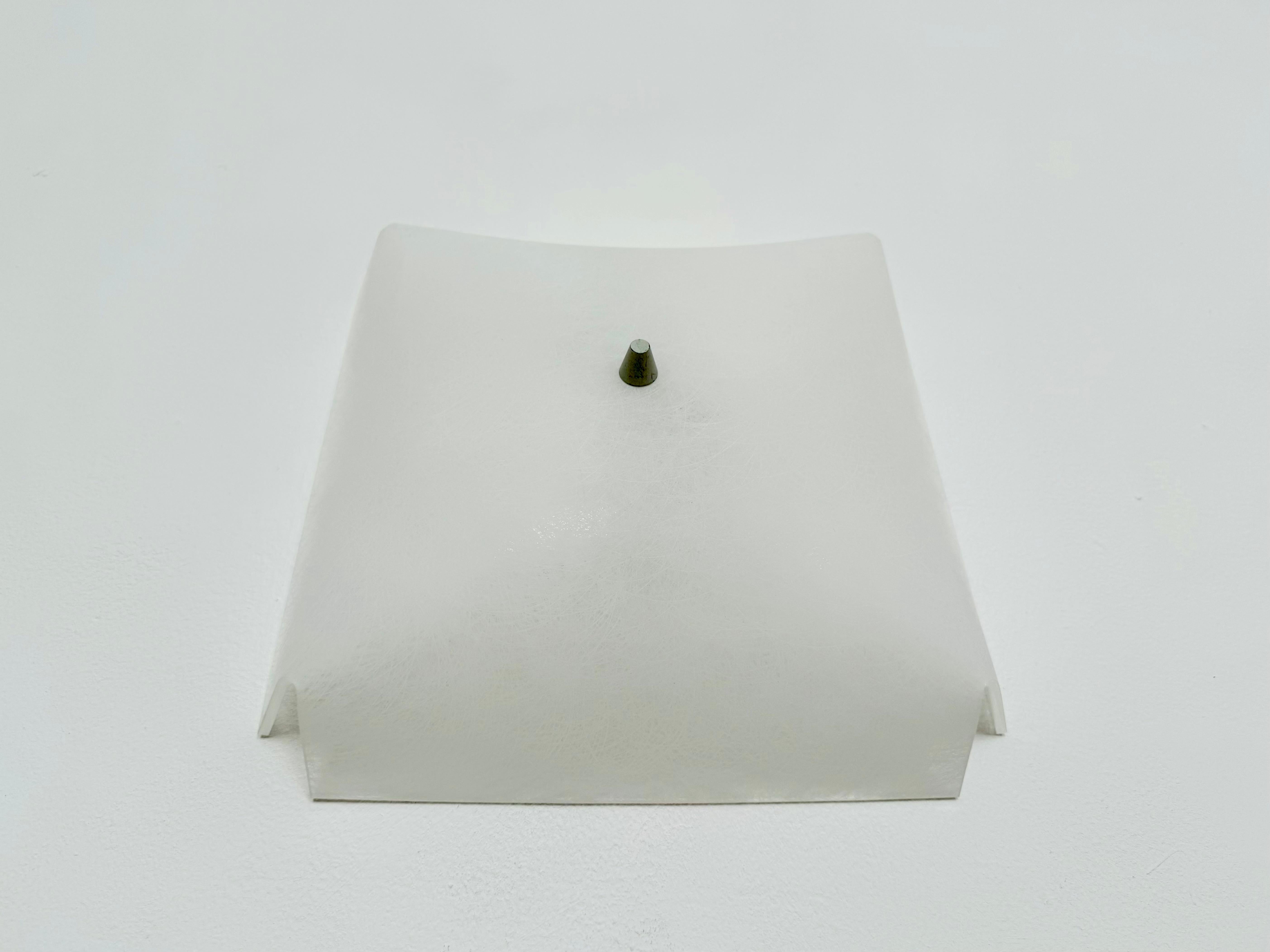 Wonderful acrylic glass ceiling lamp from the 1950s.
The lampshade has been beautifully finished.
The design and layout creates great light.
A stunning lamp and a real asset to any home.

Condition: 

Very good vintage condition with slight signs of