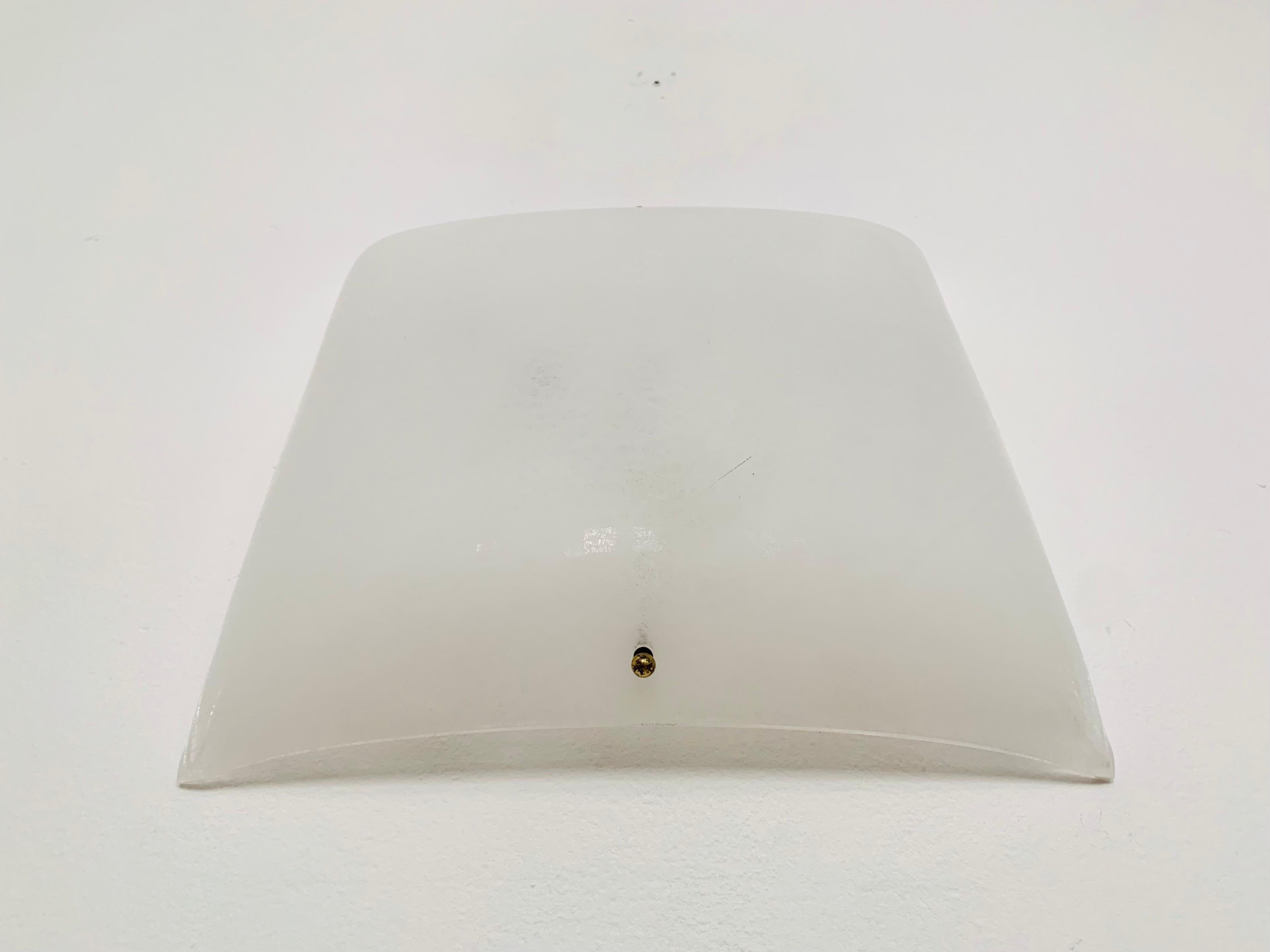 Merveilleux plafonnier en verre acrylique des années 1950.
L'abat-jour est magnifiquement fini.
Le Design/One crée une grande luminosité.
Une lampe étonnante et un véritable atout pour toute maison.

Condit : 

Très bon état vintage avec de légers