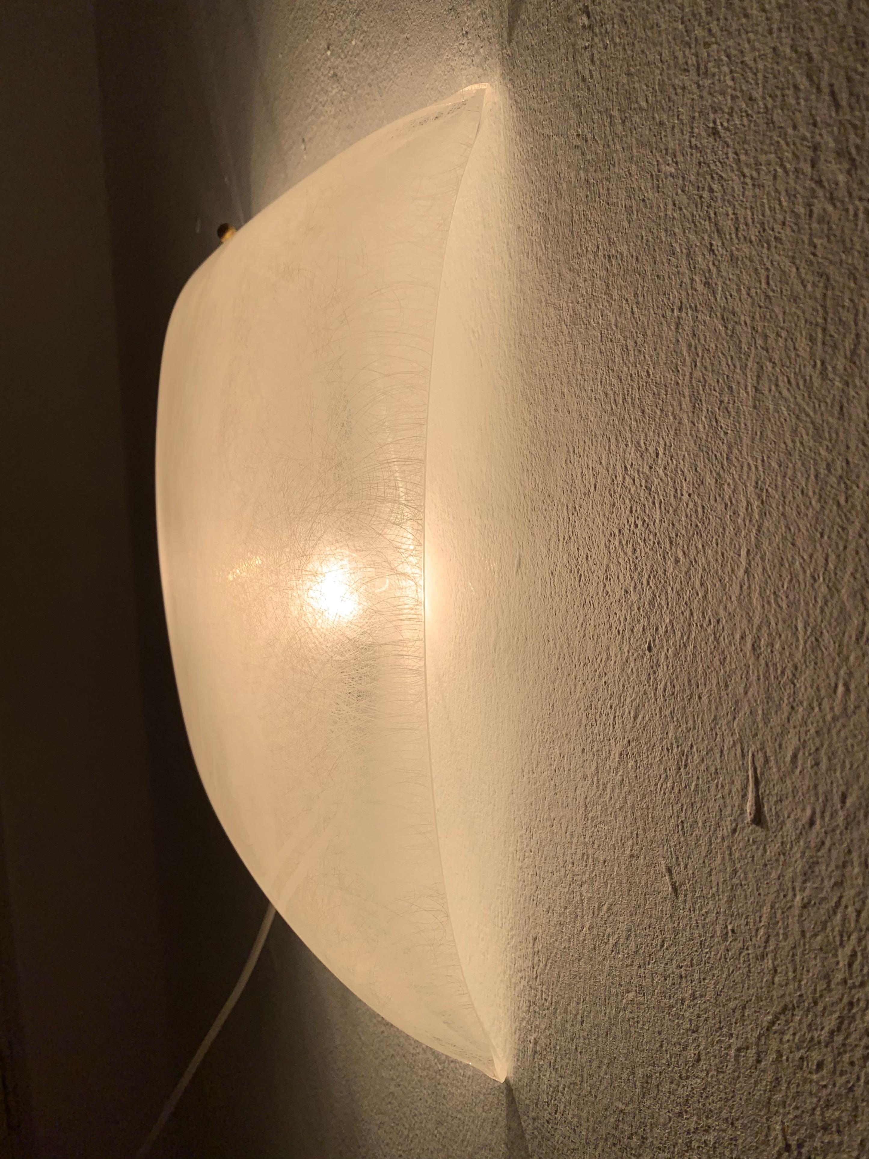 Lampe affleurante en acrylique en vente 1
