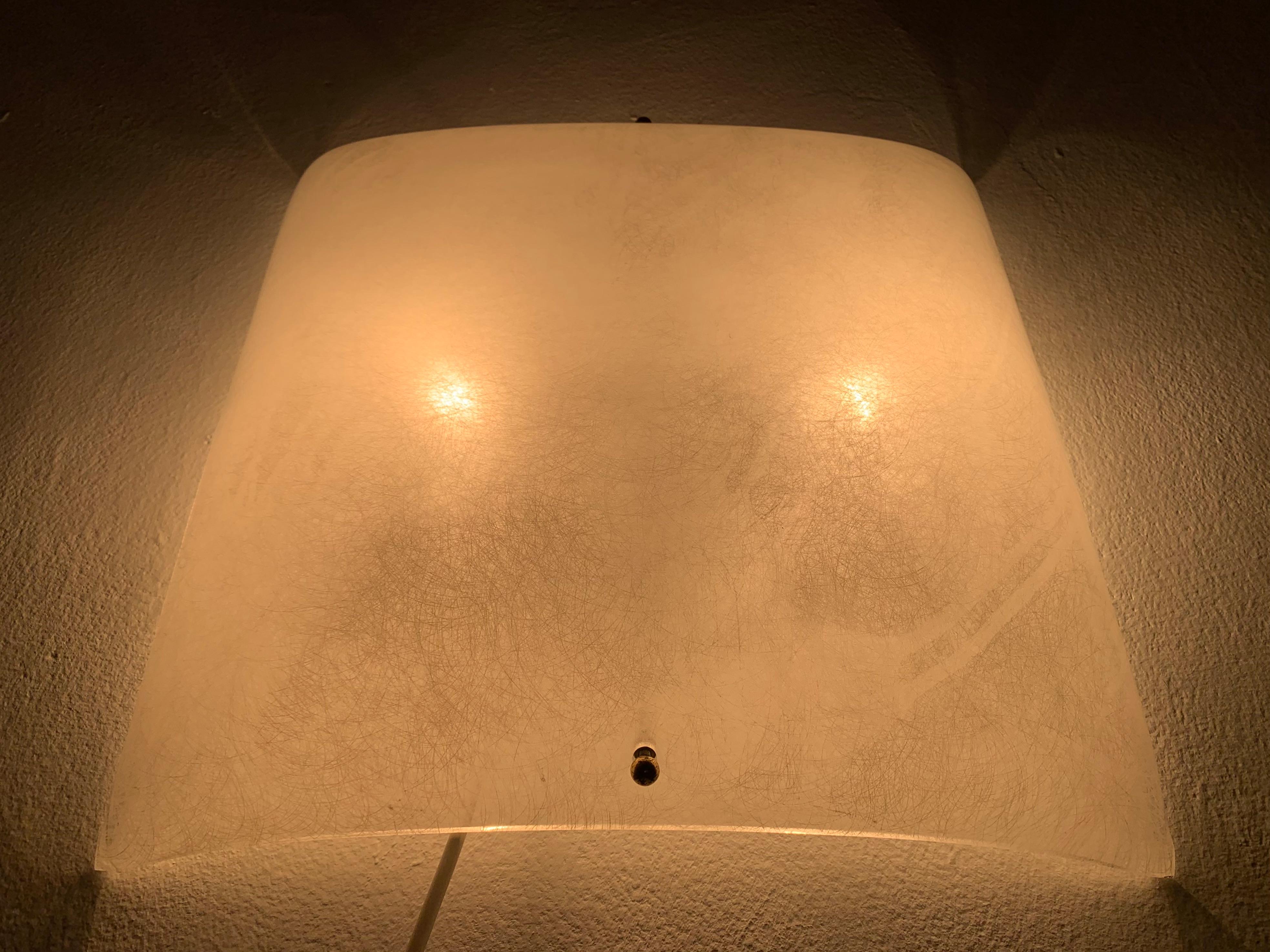 Lampe affleurante en acrylique en vente 2