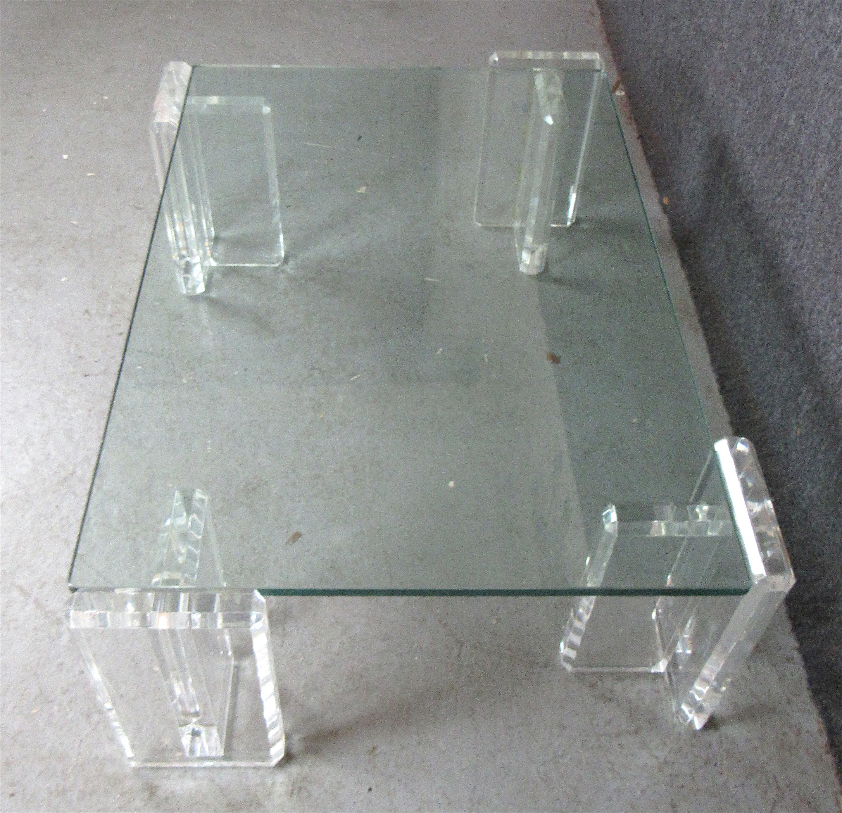 Mid-Century Modern Table basse du milieu du siècle avec cadre en acrylique en vente