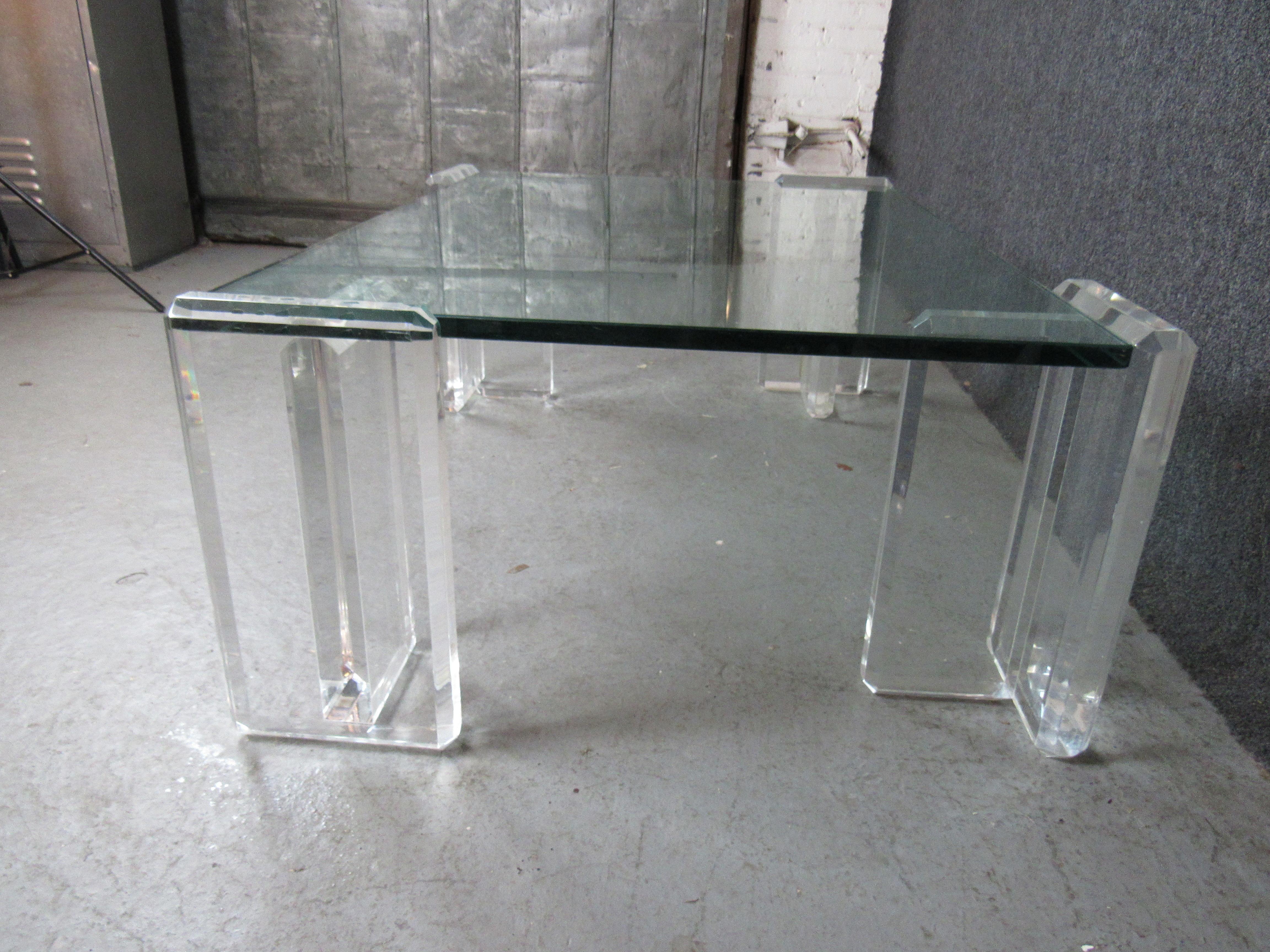 Table basse du milieu du siècle avec cadre en acrylique Bon état - En vente à Brooklyn, NY