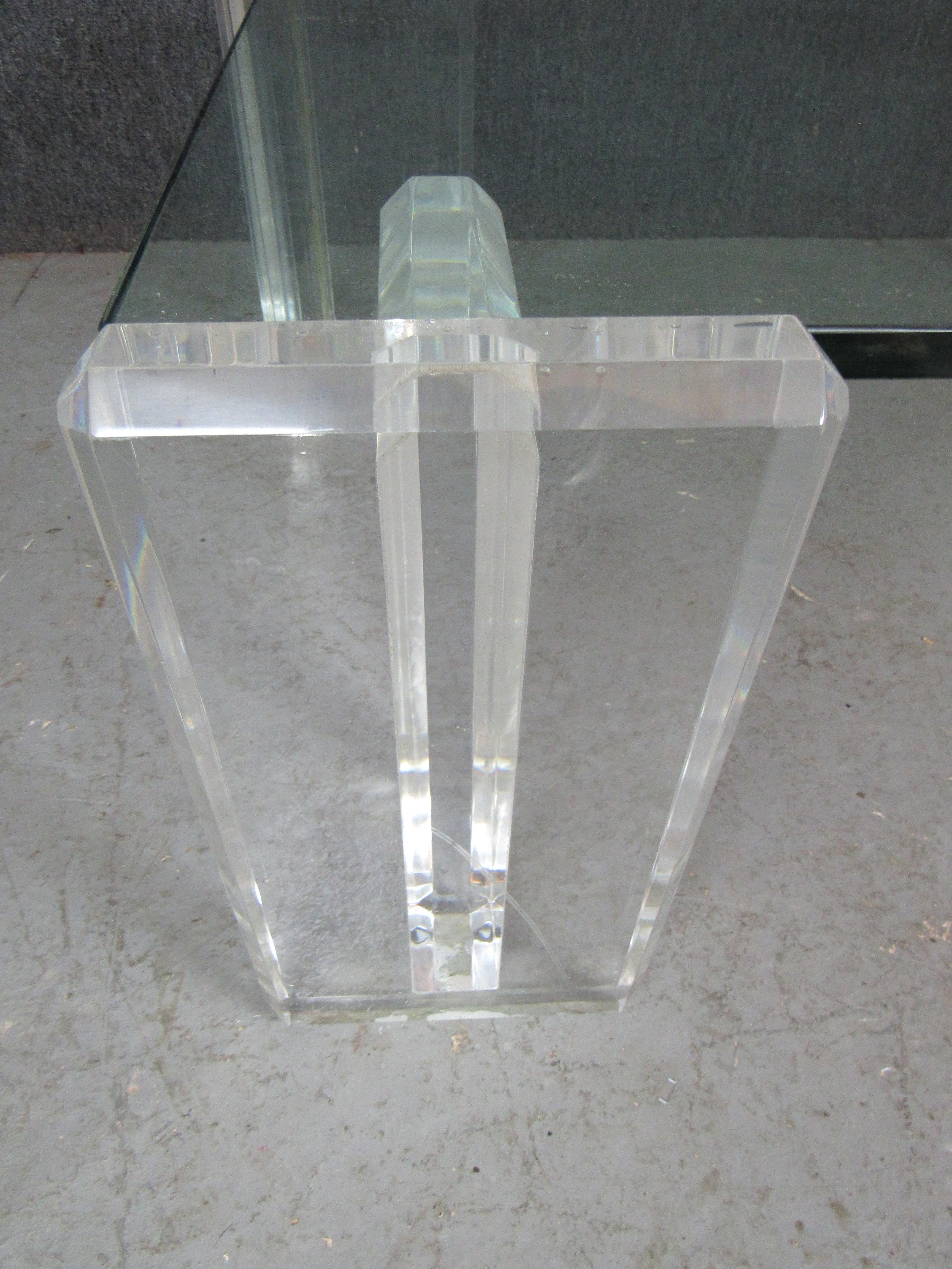 20ième siècle Table basse du milieu du siècle avec cadre en acrylique en vente