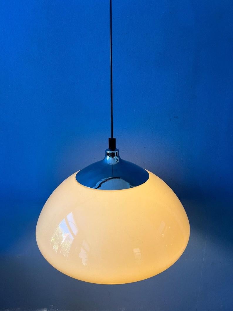 Lampe suspendue champignon en plexiglas épais. L'acrylique a une couleur beige-mocca et émet une lumière agréable et confortable. La lampe nécessite une ampoule E27/26.

Informations complémentaires :
Matériaux : Métal, plastique
Période :