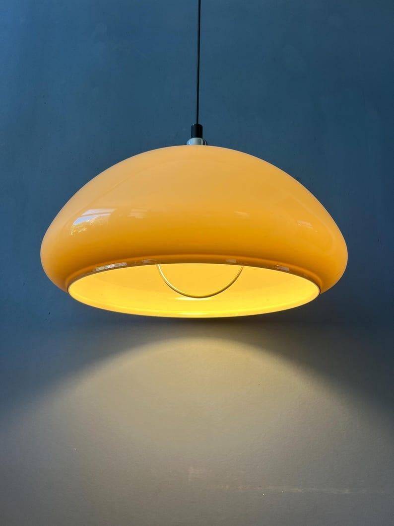 Lampe suspendue champignon beige en verre acrylique avec capuchon supérieur chromé, 1970 Excellent état - En vente à ROTTERDAM, ZH
