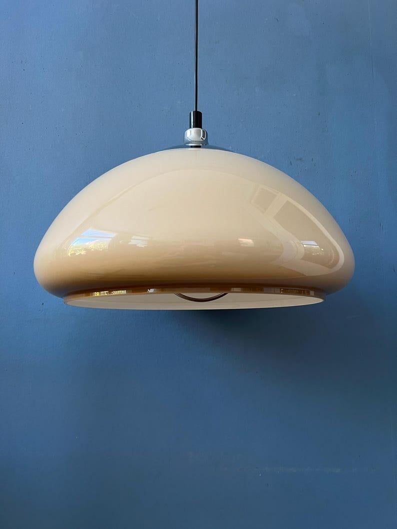 20ième siècle Lampe suspendue champignon beige en verre acrylique avec capuchon supérieur chromé, 1970 en vente