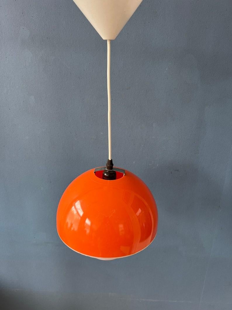Piccola lampada a sospensione in vetro acrilico arancione dell'era spaziale. Il paralume in plexiglass produce una magnifica luce calda. La lampada richiede una lampadina E26/27.

Informazioni aggiuntive:
Materiali: Metallo, plastica
Periodo: