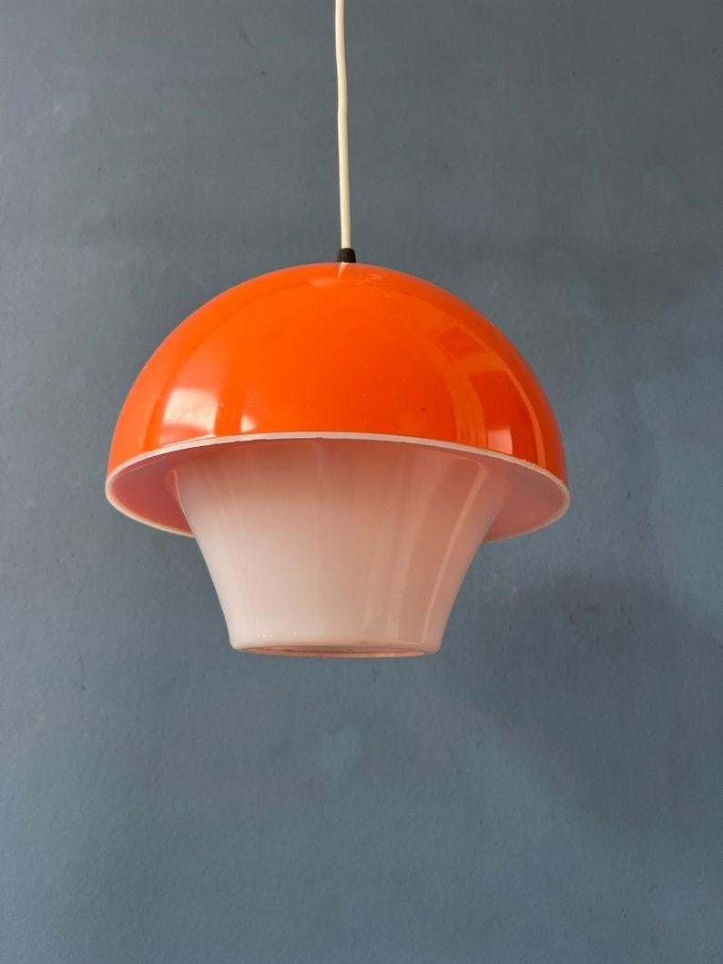Space Age Lampada a sospensione in vetro acrilico arancione e bianco, anni '70, dell'era Space in vendita