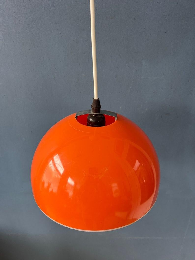 Lampada a sospensione in vetro acrilico arancione e bianco, anni '70, dell'era Space In condizioni ottime in vendita a ROTTERDAM, ZH