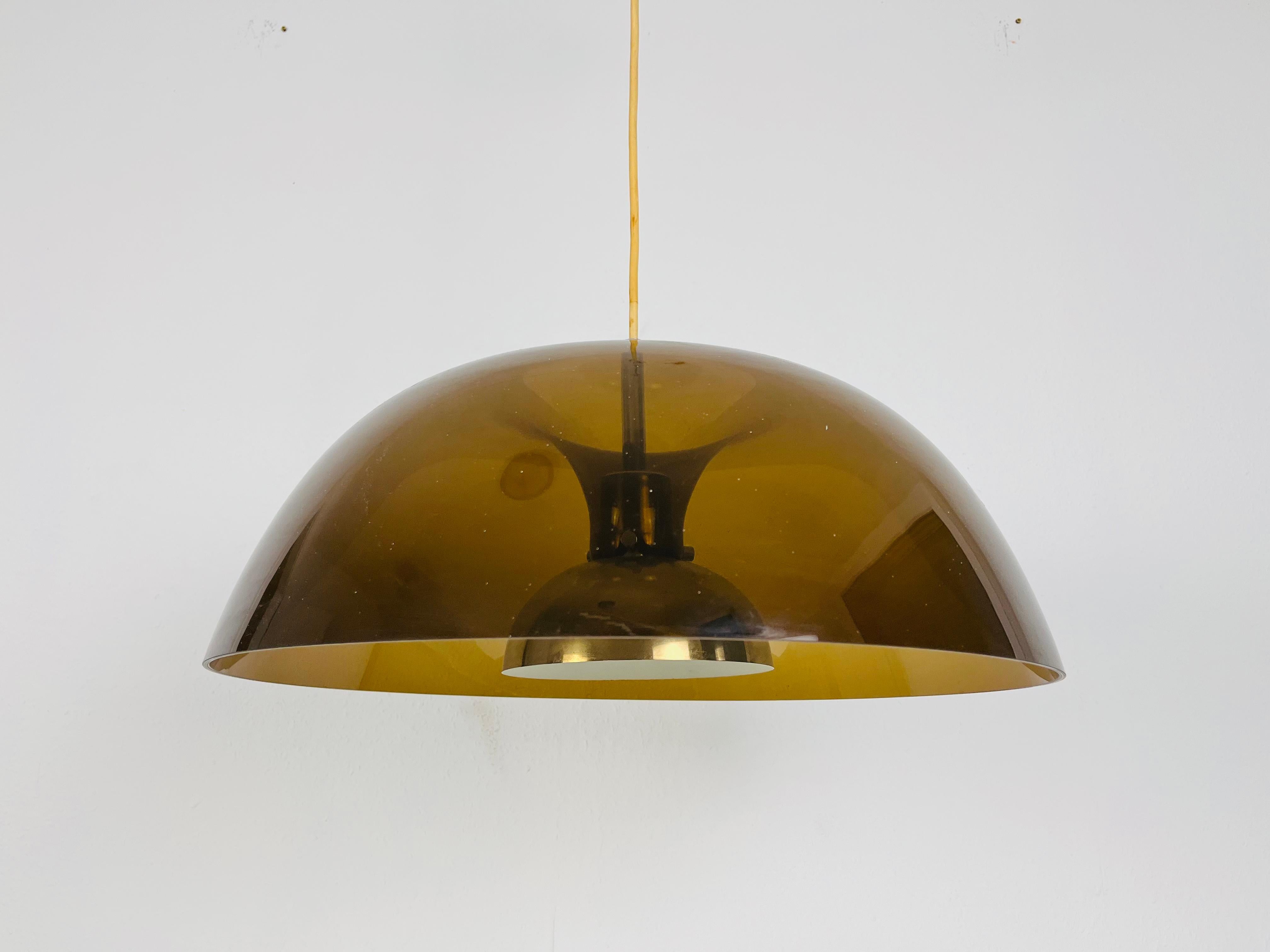 Mid-Century moderno Lampada a sospensione in vetro acrilico di Temde, anni '70 in vendita