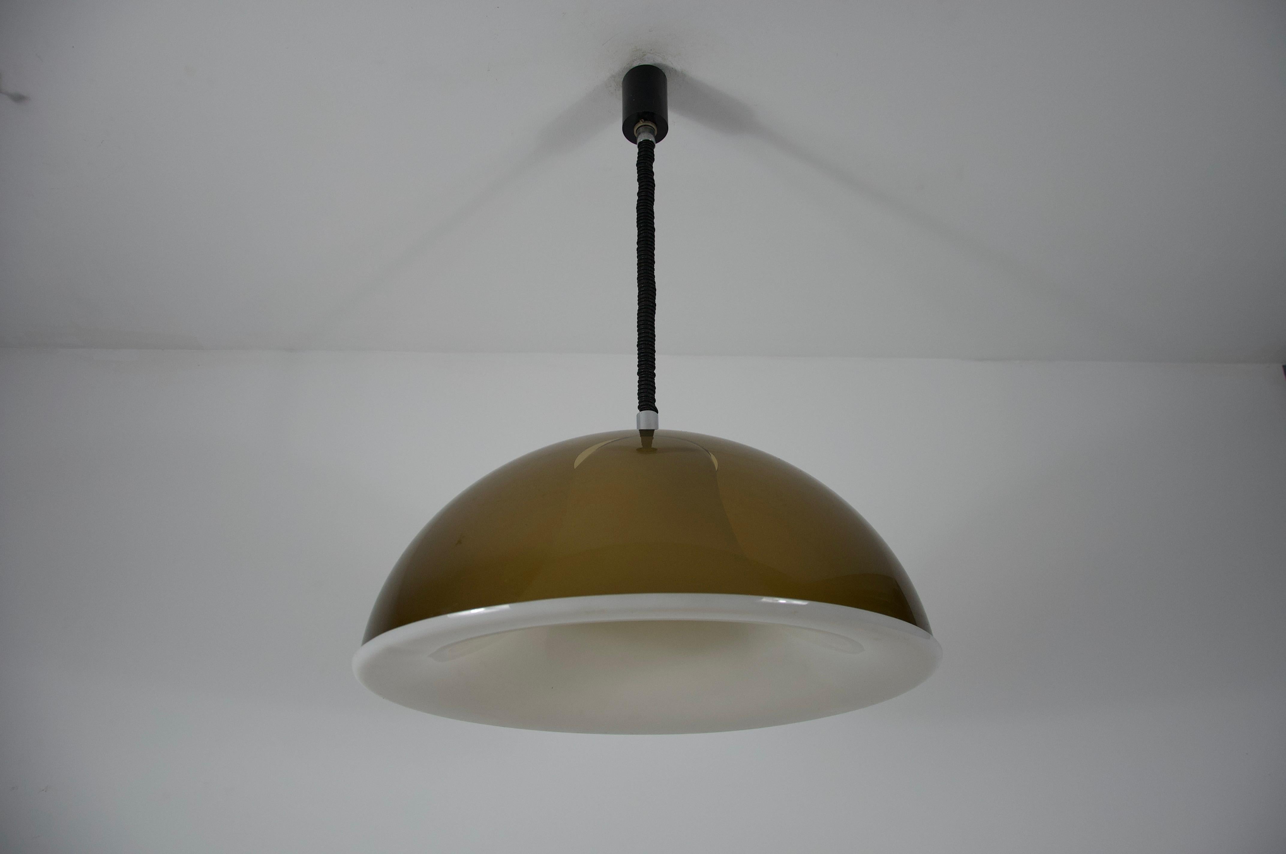 Questa elegante lampada a sospensione, progettata e prodotta da Temde in Svizzera negli anni '70, mette in mostra il fascino senza tempo del design moderno di metà secolo. La lampada presenta un paralume a mezza cupola realizzato in vetro acrilico