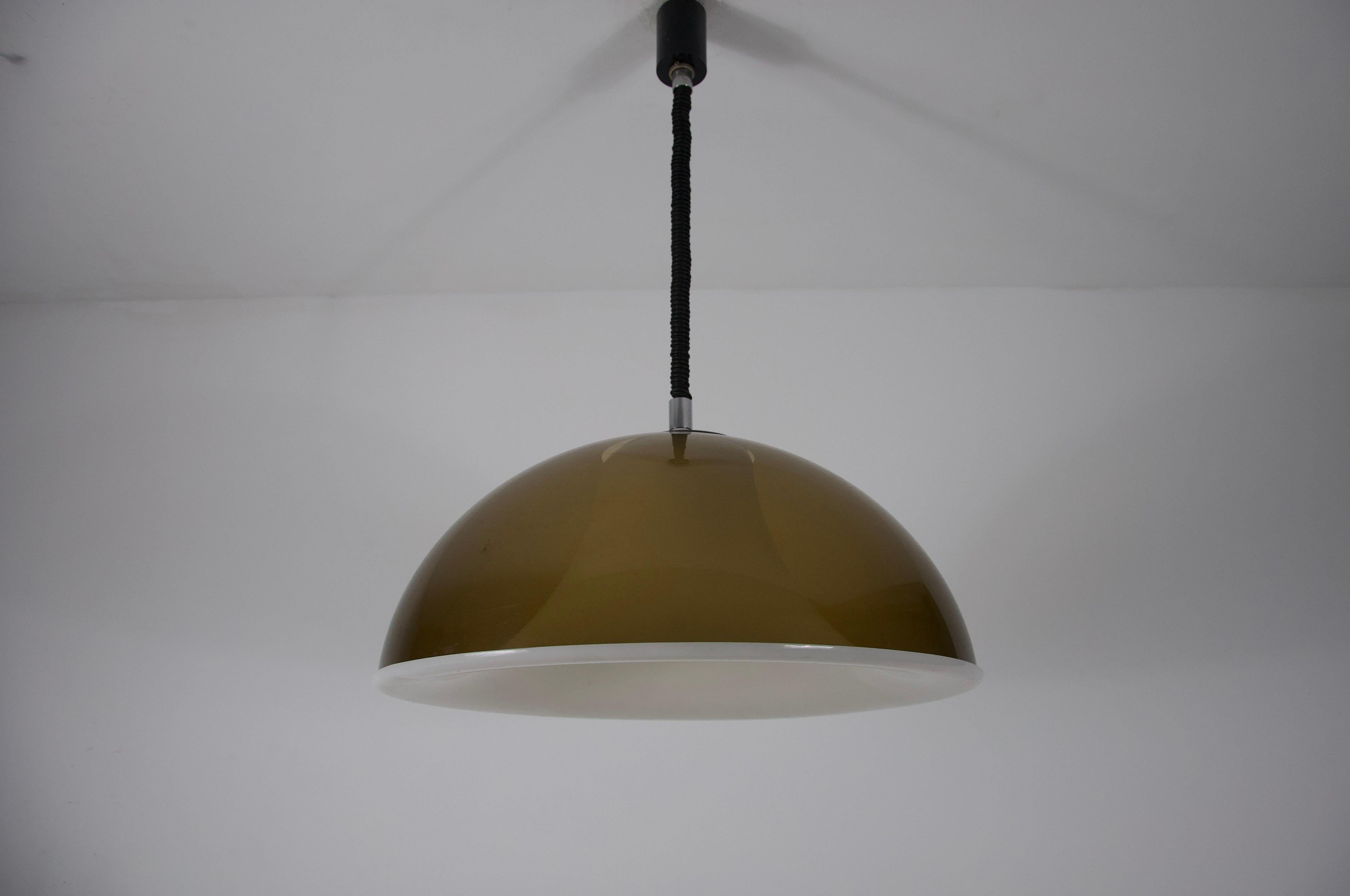 Mid-Century moderno Lampada a sospensione in vetro acrilico di Temde, anni '70, Svizzera in vendita