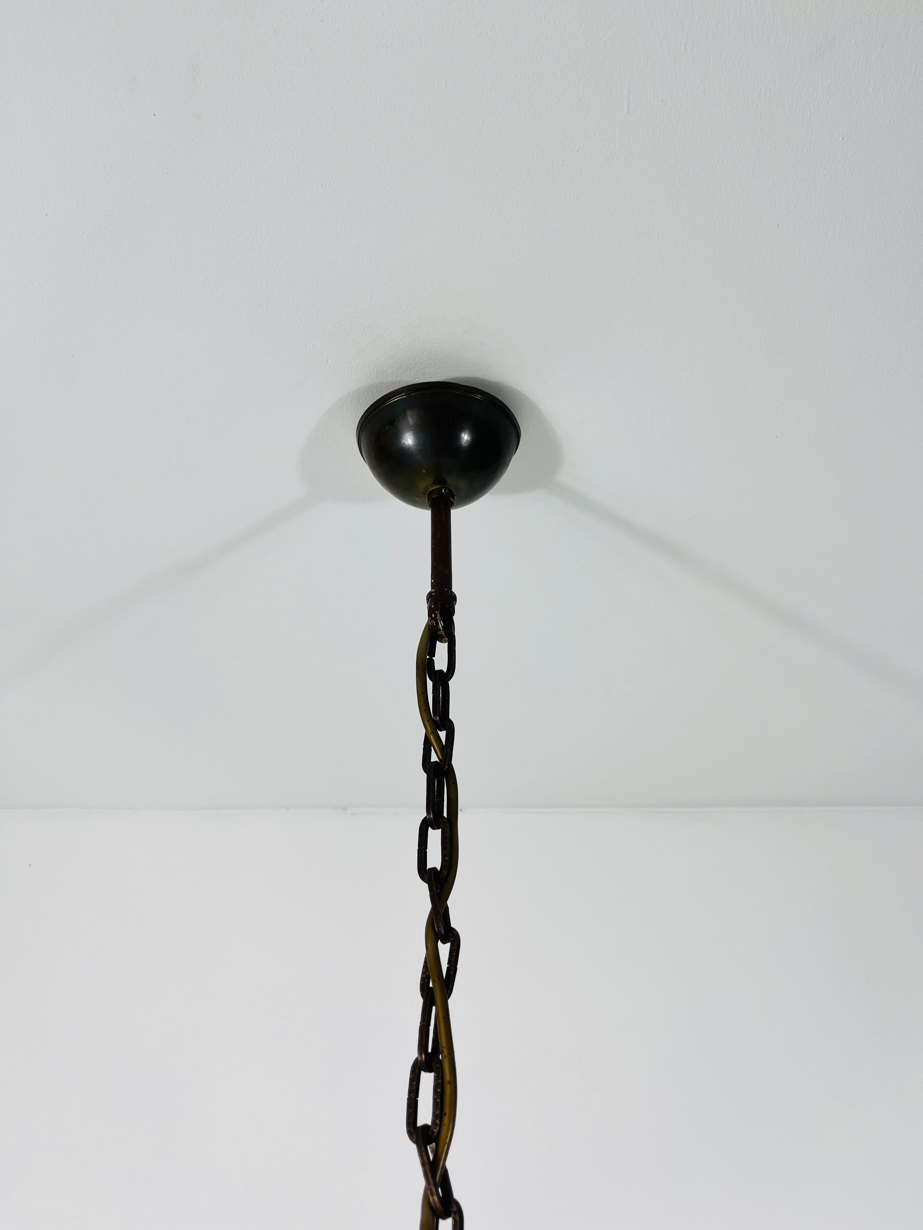 Lampada a sospensione in vetro acrilico con foglie e base in ottone, Germania, anni '70 in vendita 2