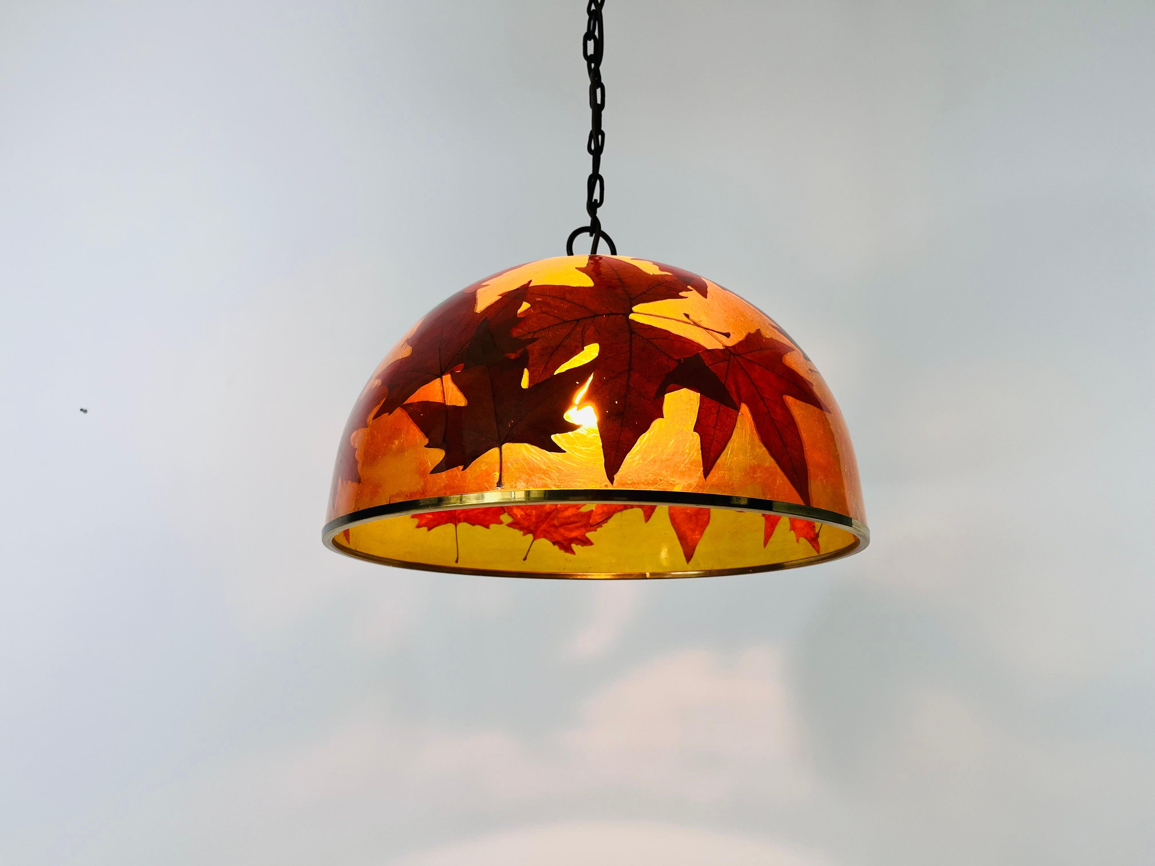 Lampada a sospensione in vetro acrilico con foglie e base in ottone, Germania, anni '70 in vendita 3