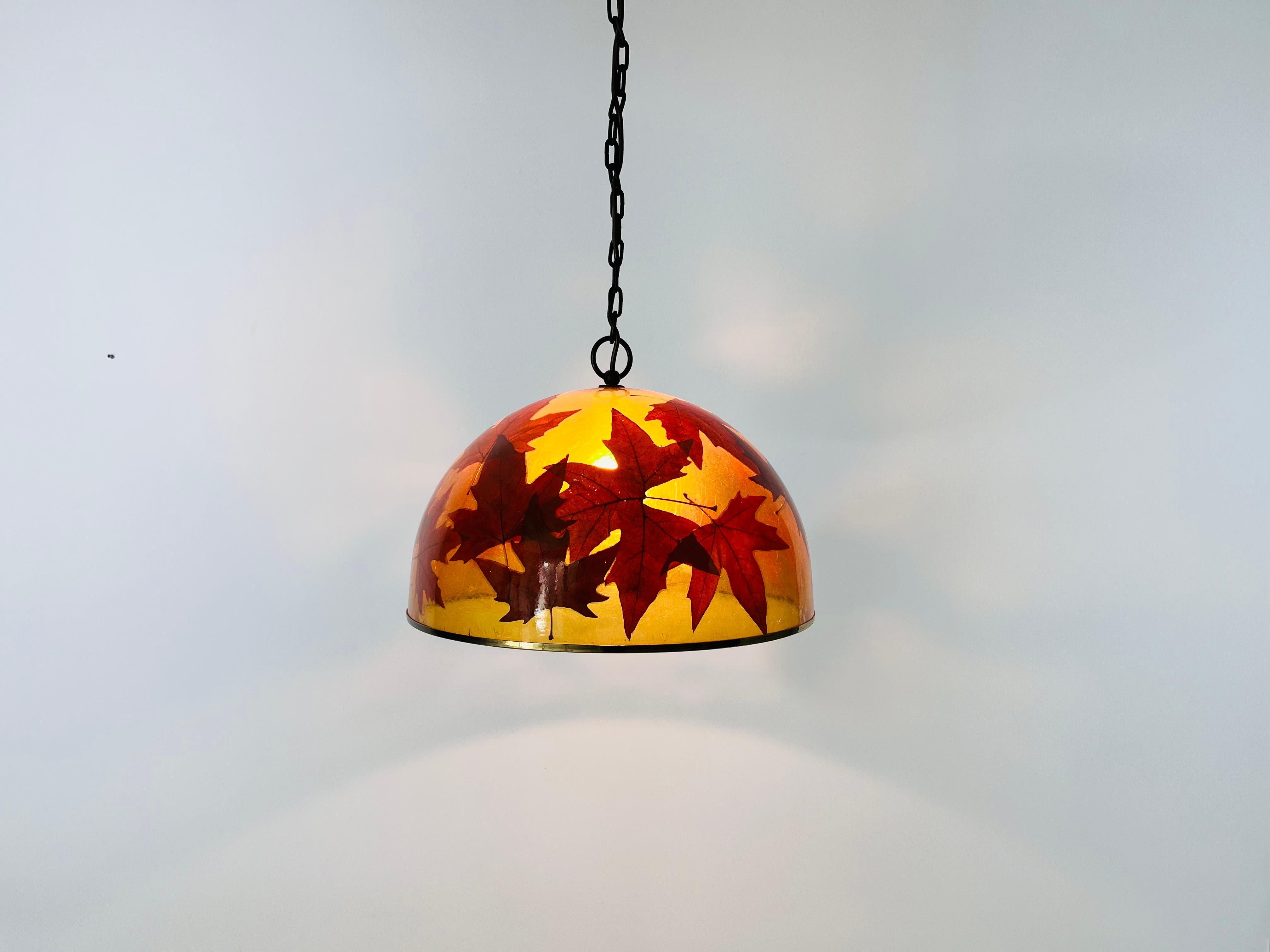 Lampada a sospensione in vetro acrilico con foglie e base in ottone, Germania, anni '70 in vendita 4