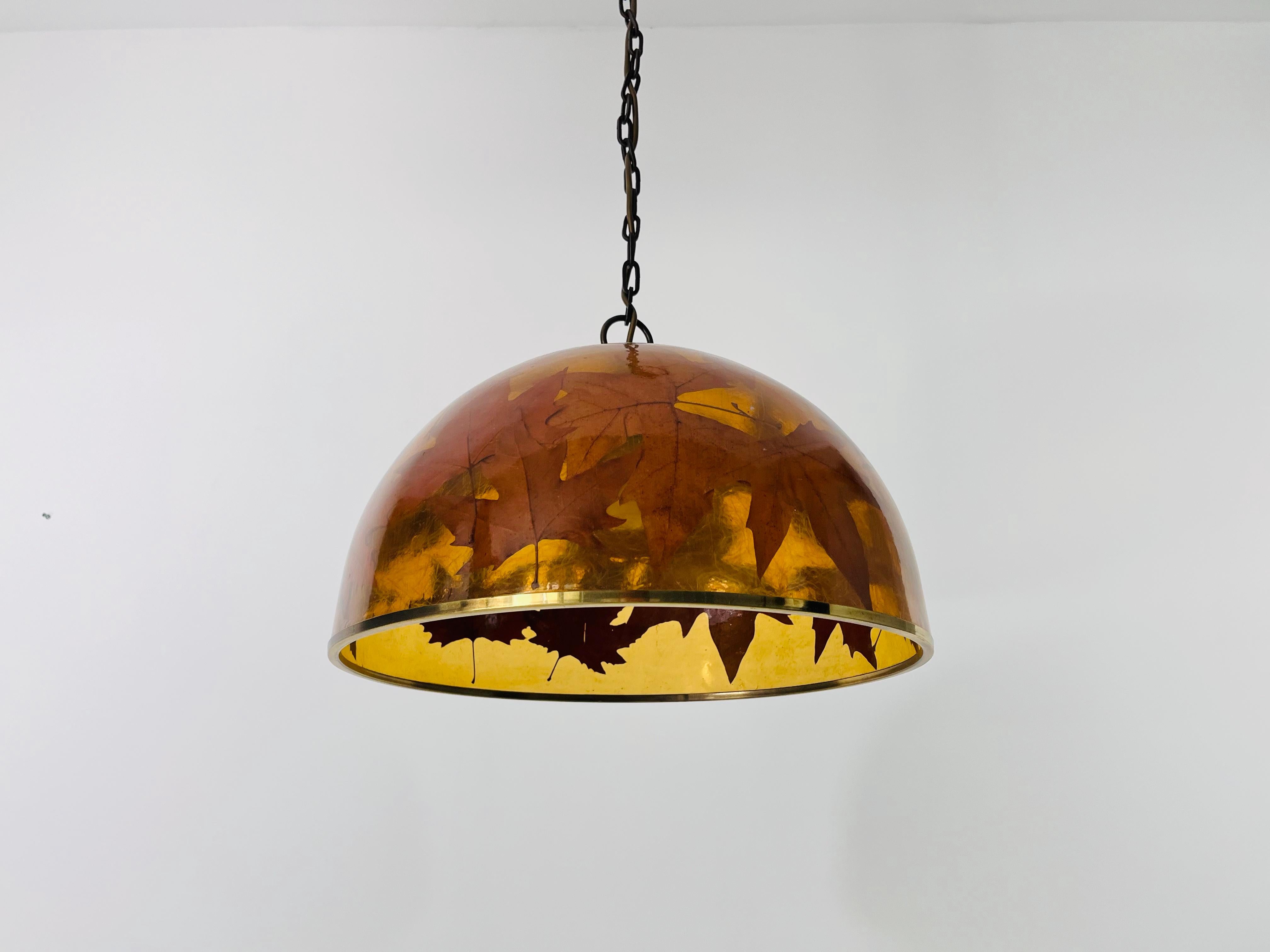 Tedesco Lampada a sospensione in vetro acrilico con foglie e base in ottone, Germania, anni '70 in vendita