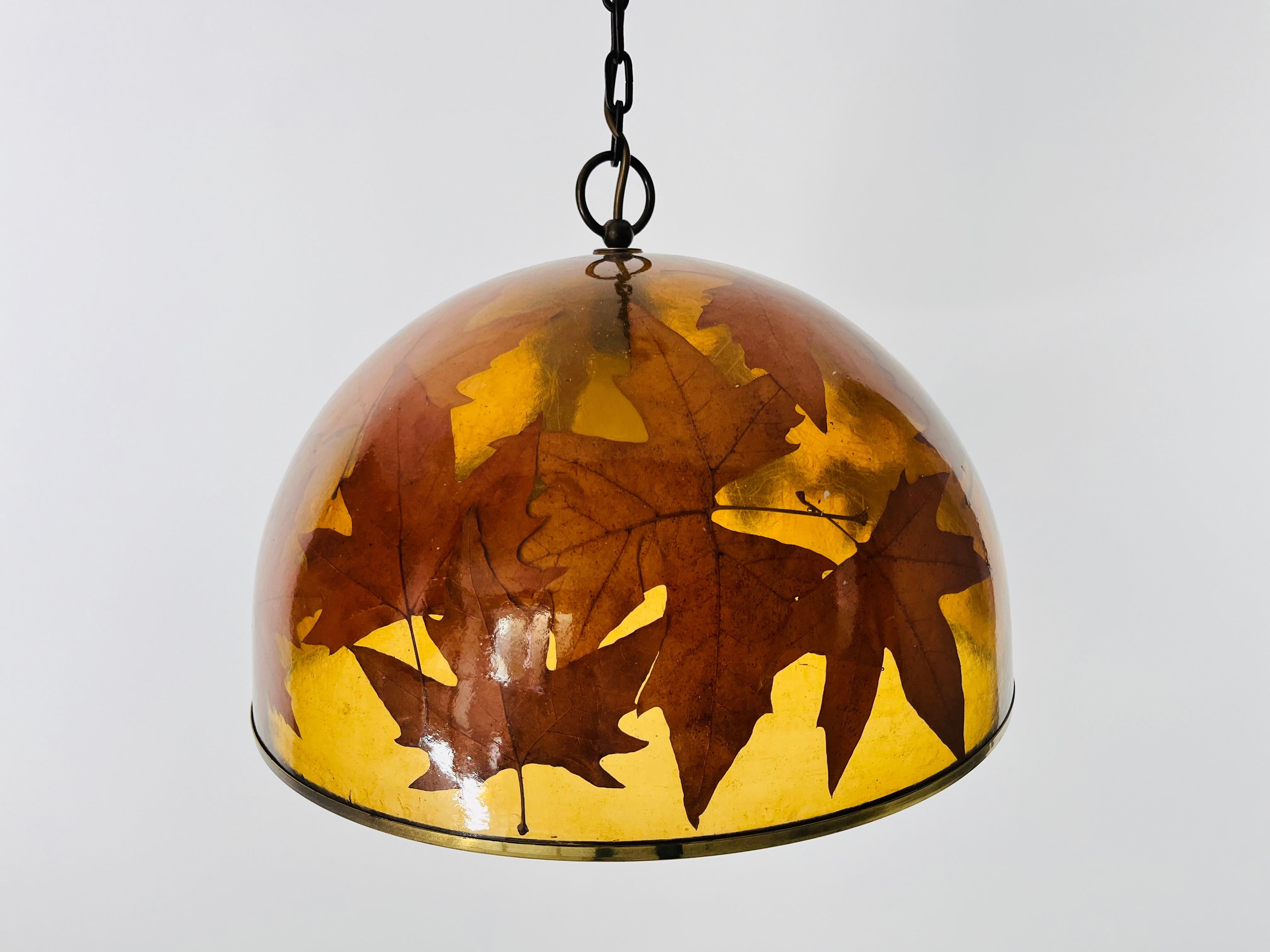 Fatto a mano Lampada a sospensione in vetro acrilico con foglie e base in ottone, Germania, anni '70 in vendita