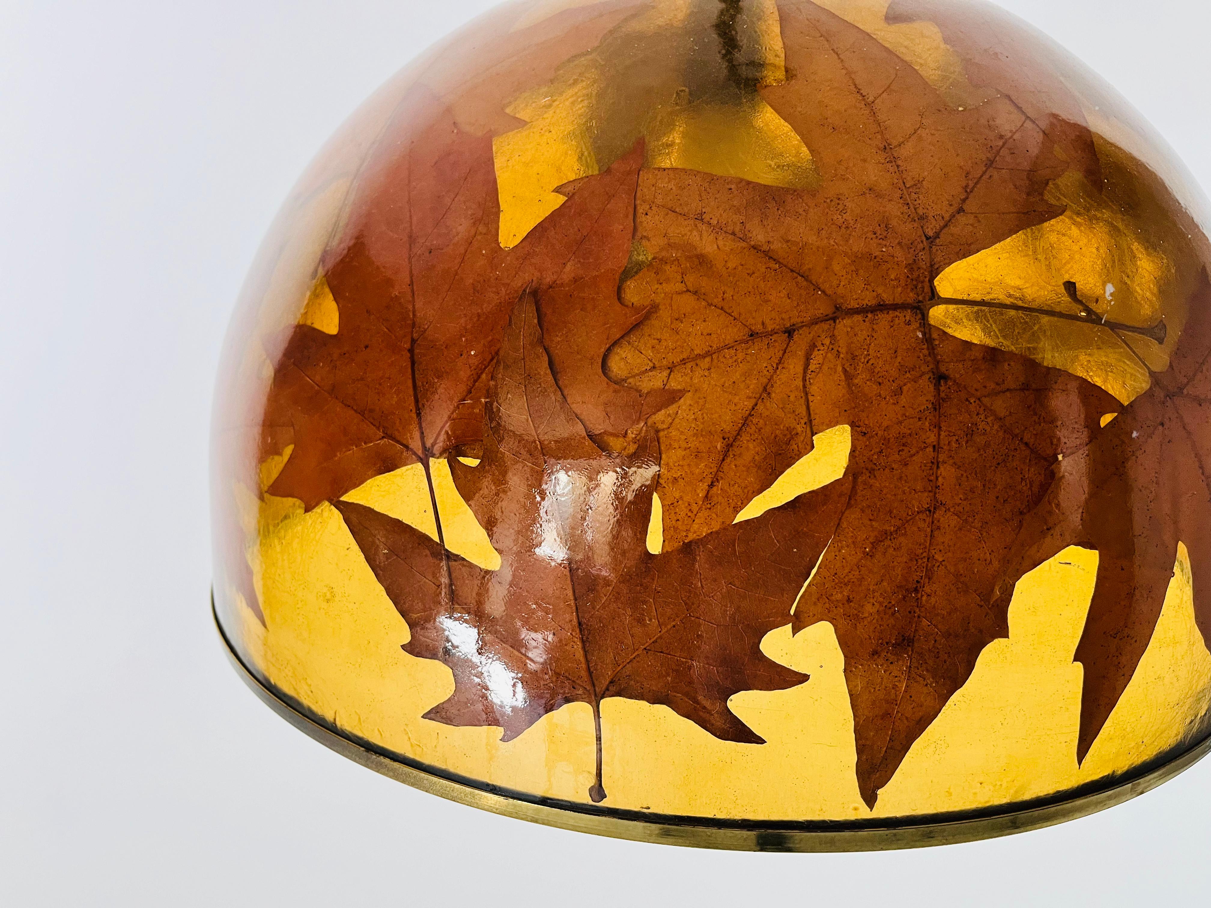 Lampada a sospensione in vetro acrilico con foglie e base in ottone, Germania, anni '70 In condizioni buone in vendita a Hagenbach, DE