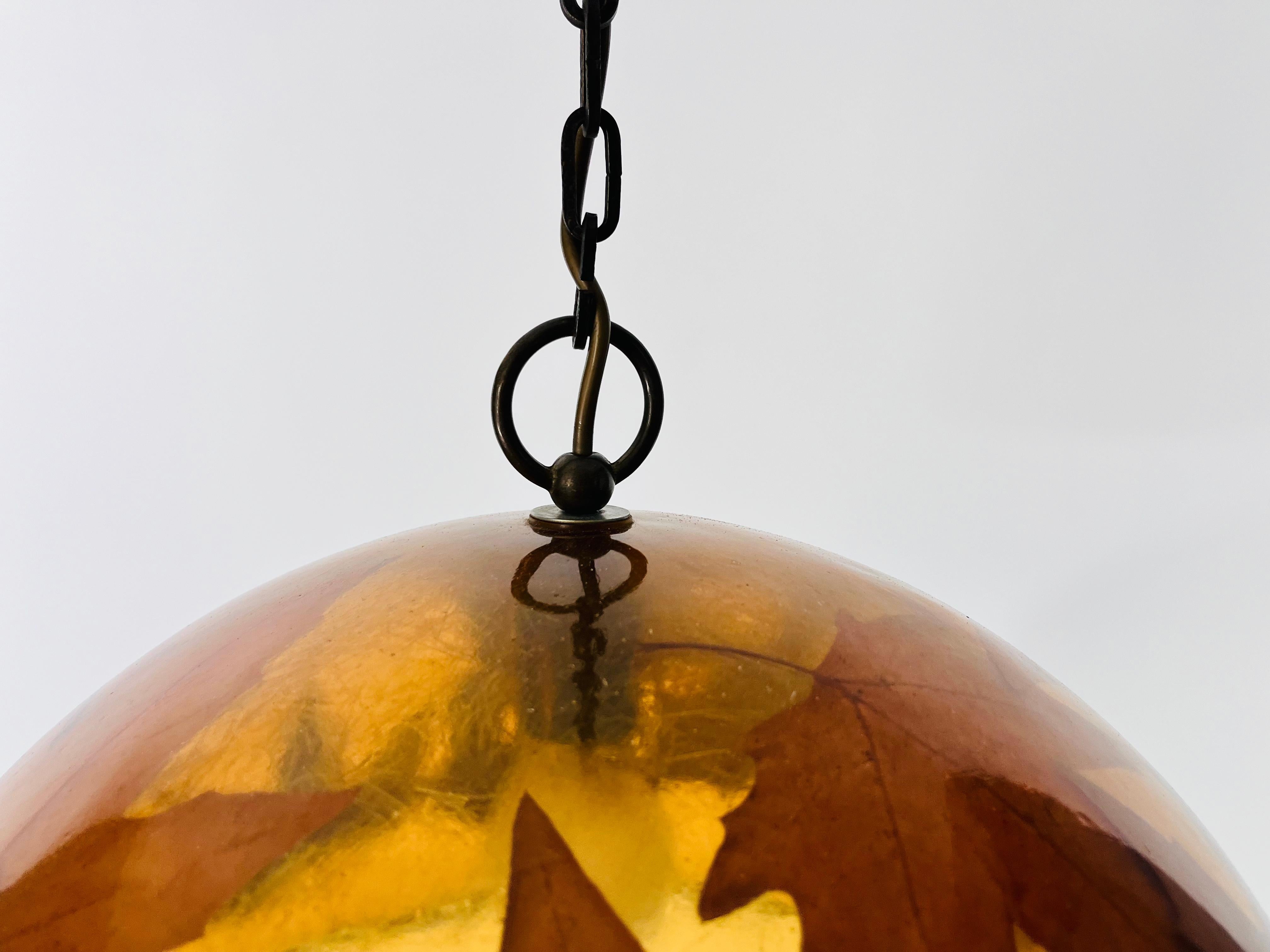 Lampada a sospensione in vetro acrilico con foglie e base in ottone, Germania, anni '70 in vendita 1