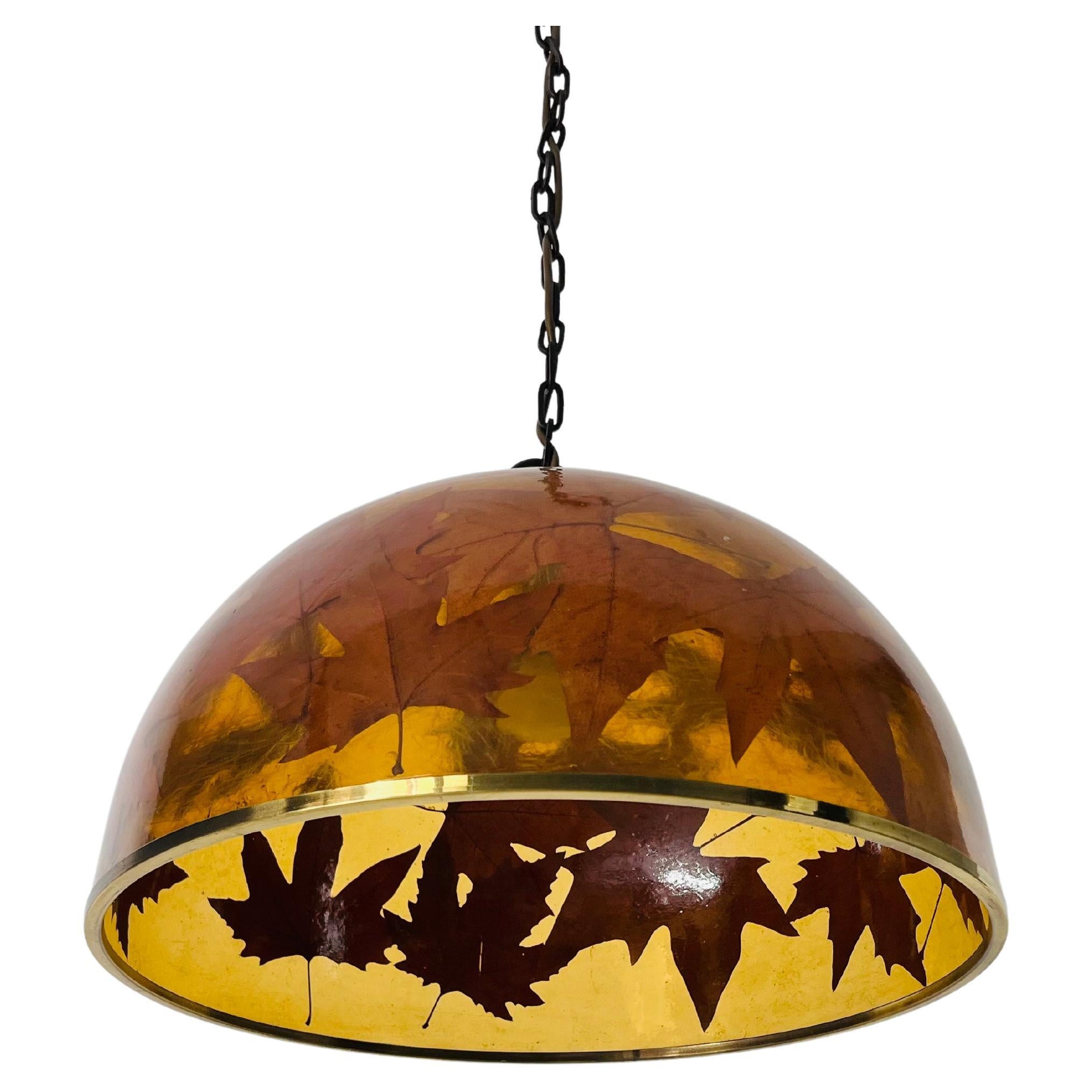 Lampada a sospensione in vetro acrilico con foglie e base in ottone, Germania, anni '70 in vendita